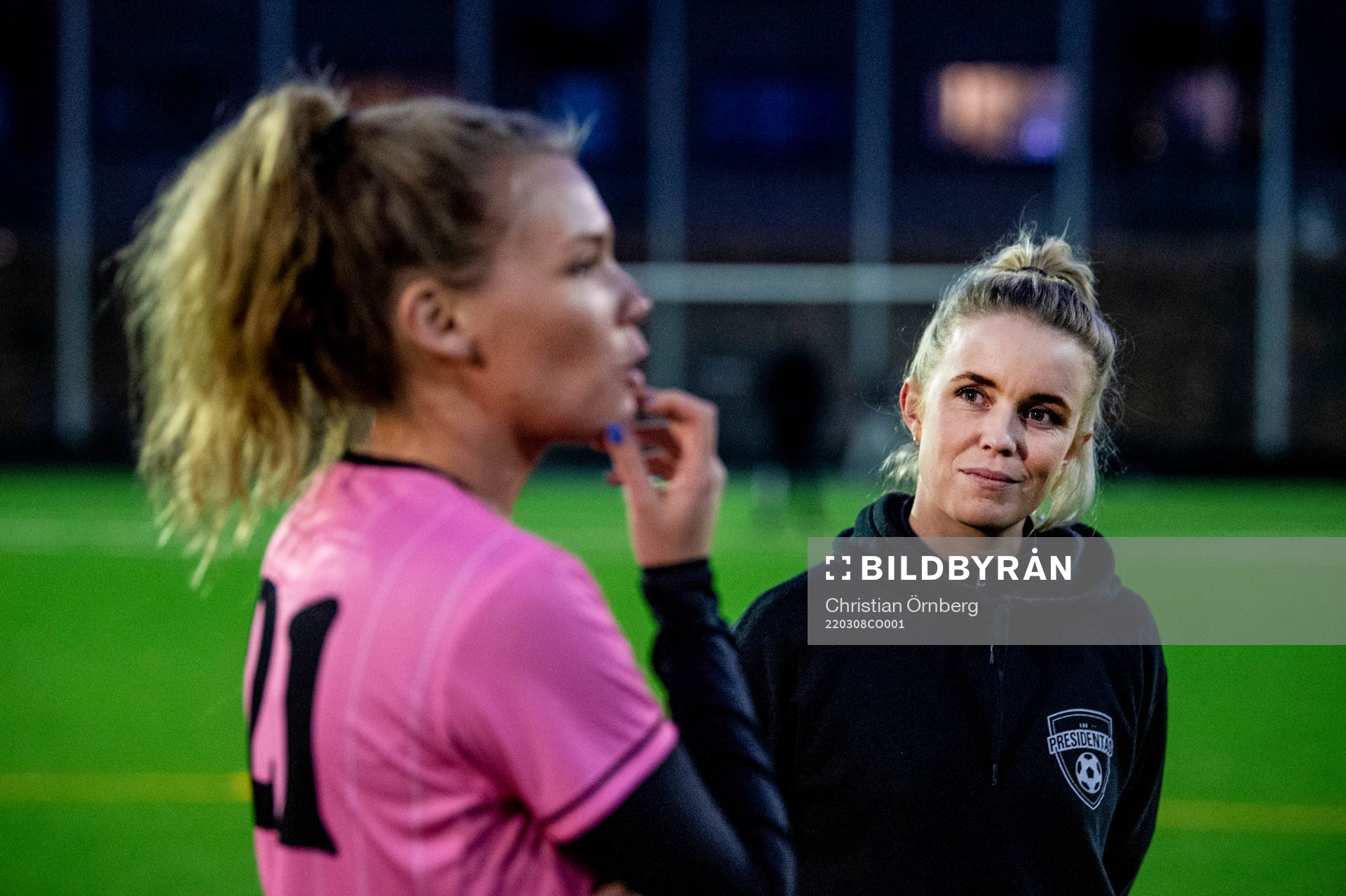 Backarnas Emma Watson och Las Presidentas Linnea Lindahl innan en vänskapsmatch mellan Backarna och Las Presidentas den 8 mars 2022 i Malmö. 