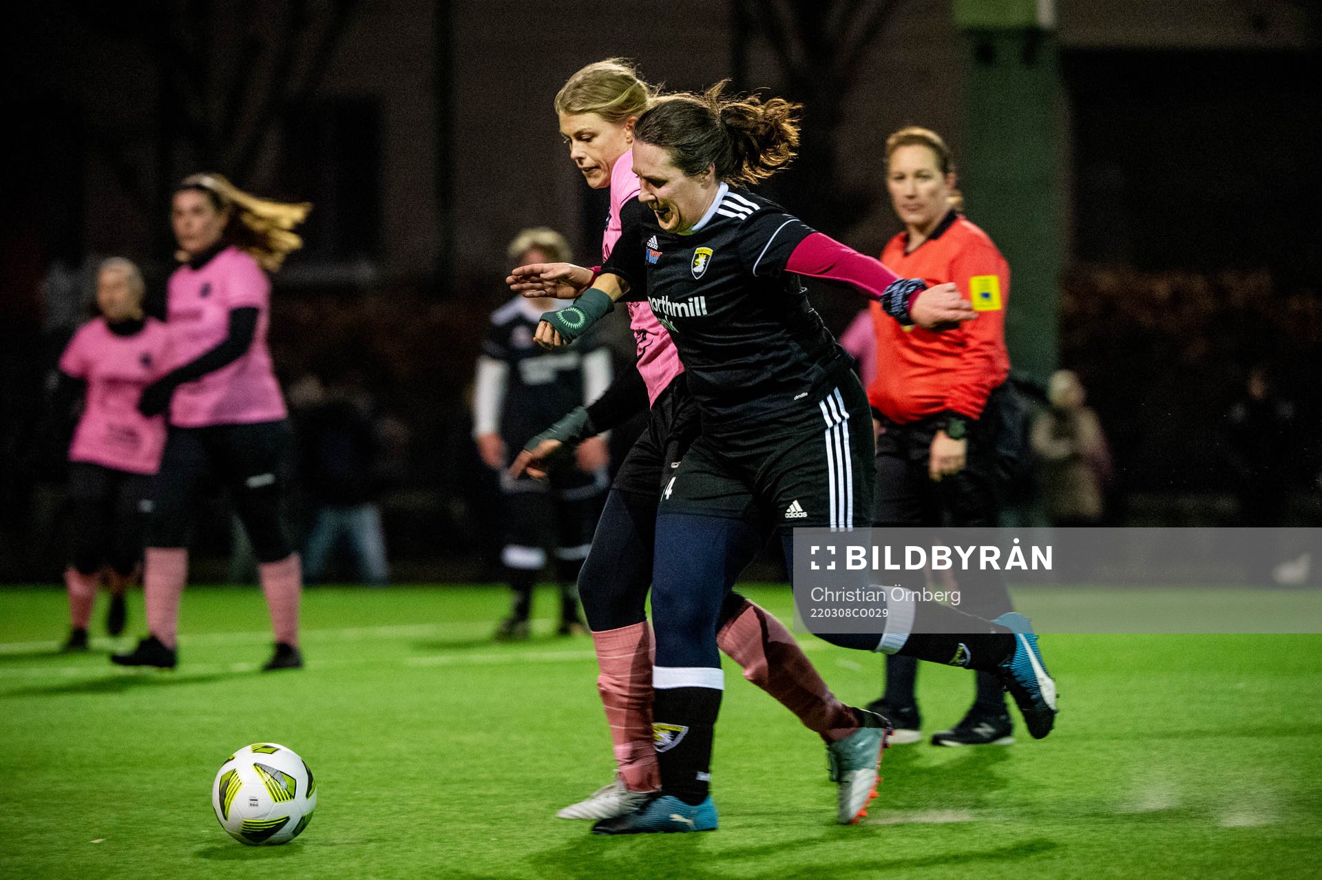 Spelarna under en vänskapsmatch mellan Backarna och Las Presidentas den 8 mars 2022 i Malmö. 