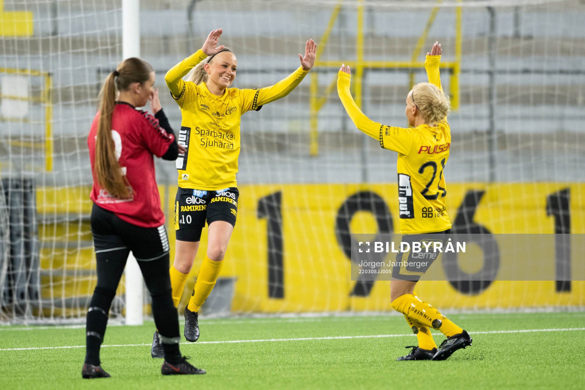 Elfsborgs Matilda Ståhlbom Karlsson och Tea Skoglund jublar