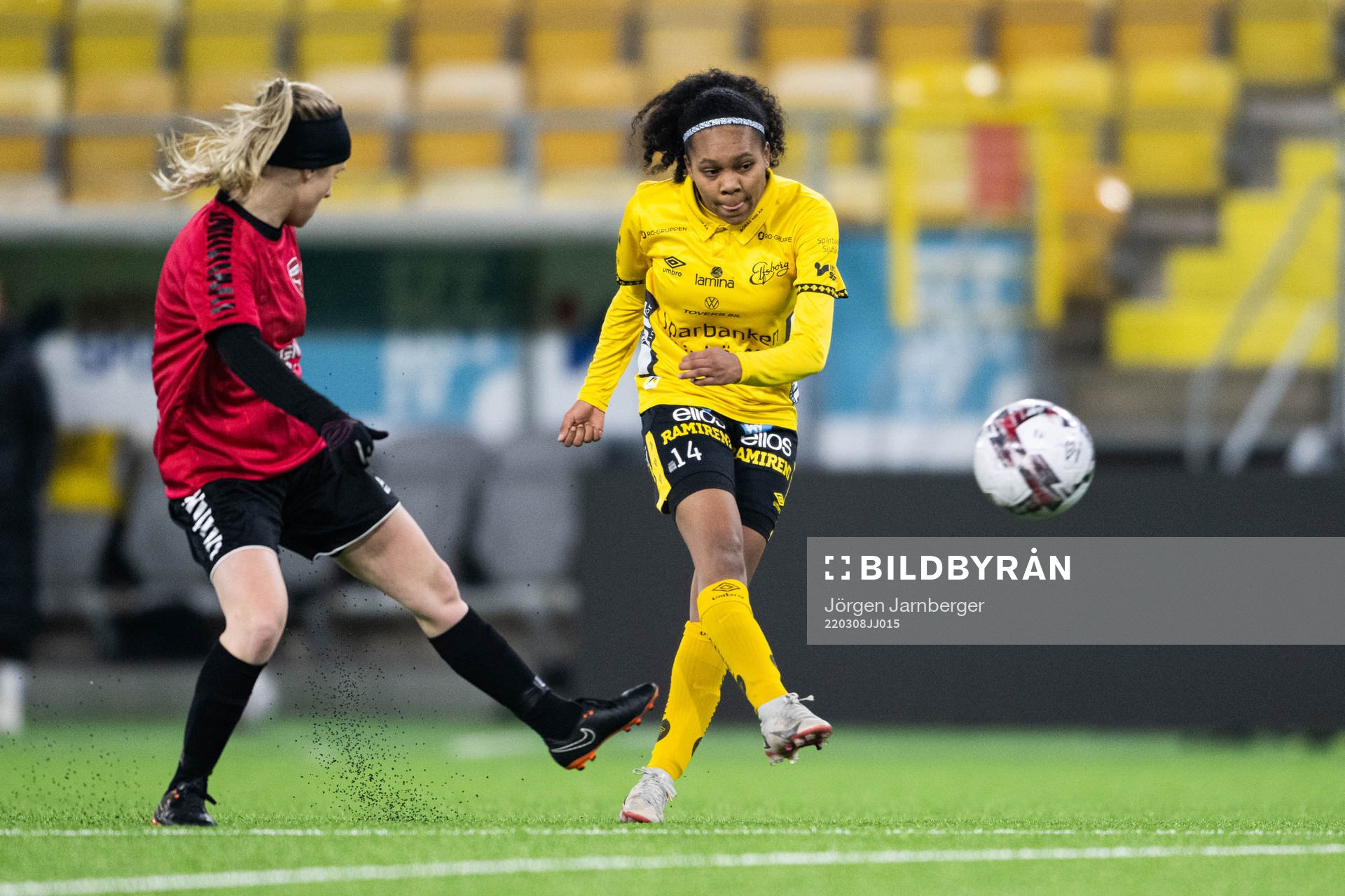Södra vings Ramona Kaulén och Elfsborgs Vanessa Lopez