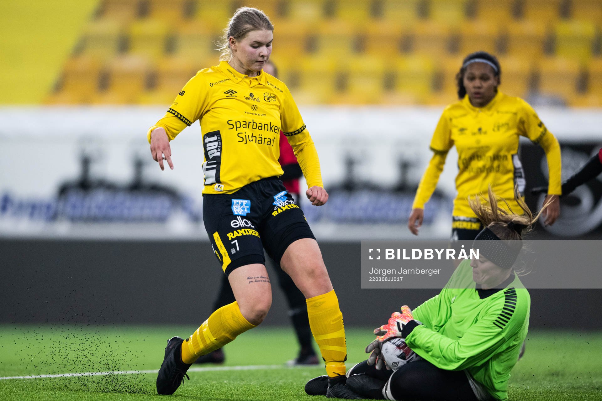 Elfsborgs Elin Dahl och Södra vings målvakt Frida Roos
