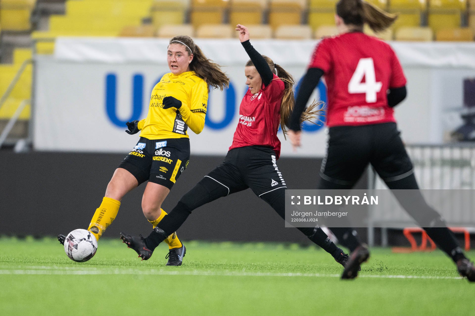 Elfsborgs Olivia Gurtata och Södra vings Elvira Johanzon