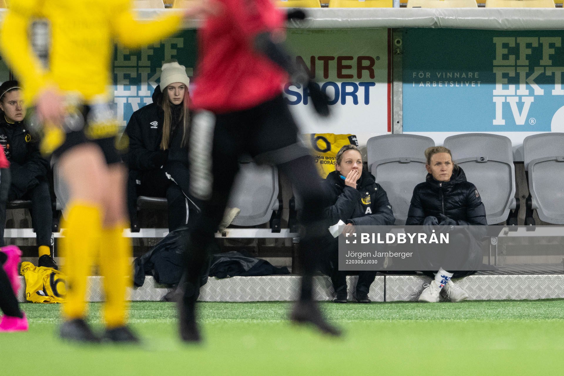 Elfsborgs assisterande tränare Linda Westberg Carlsson och Sara Jardving under fotbollsmatchen i DM mellan Elfsborg och Södra ving den 8 mars 2022 i Borås.