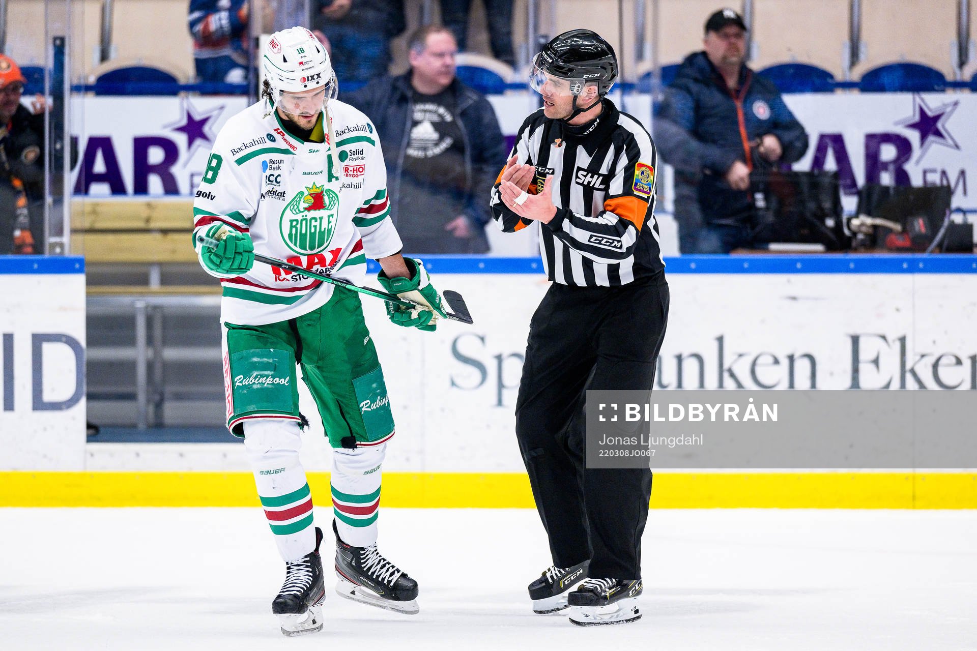 Rögles Dennis Everberg pratar med Domare Richard Magnusson