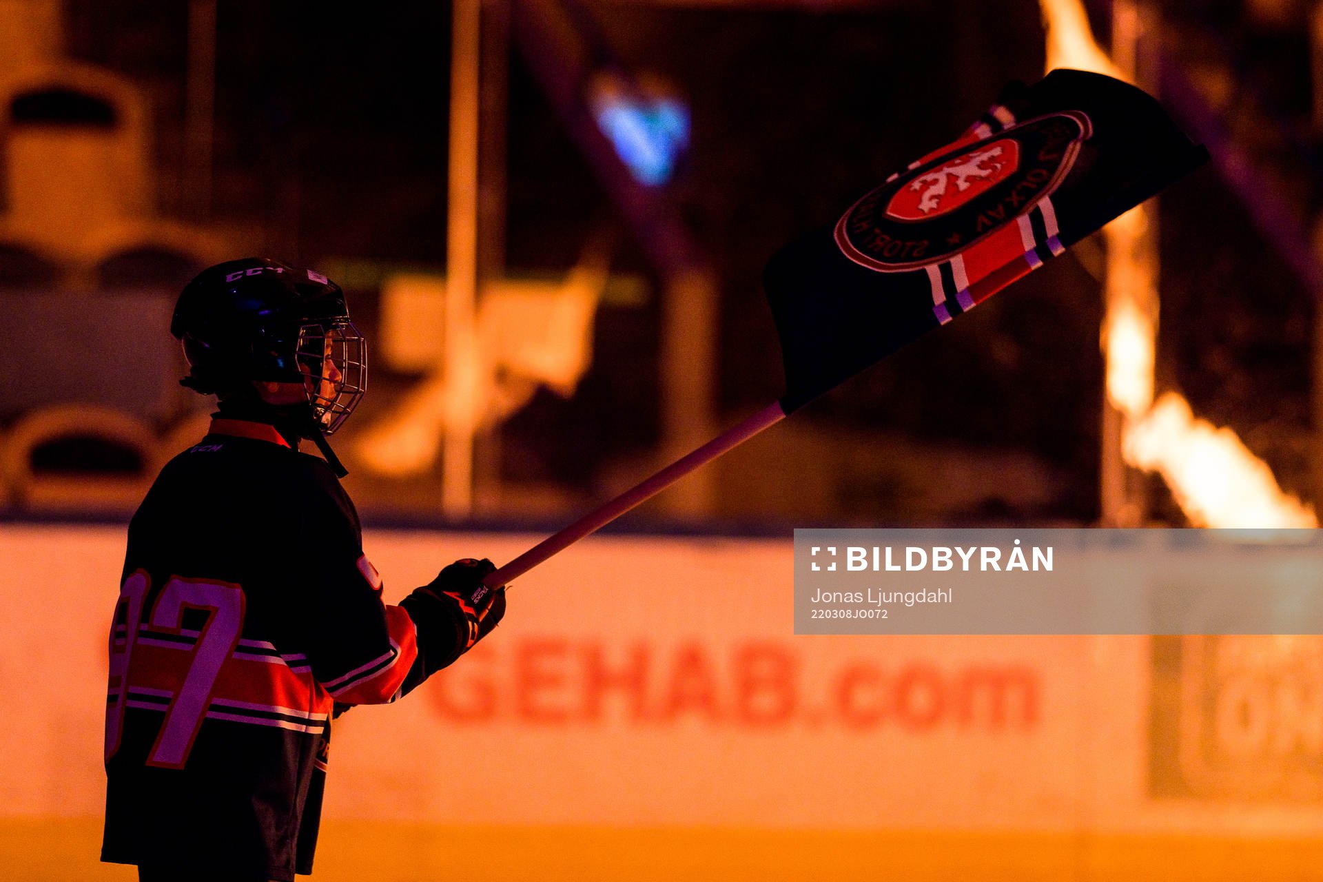 Fanbärare före ishockeymatchen i SHL mellan Växjö och