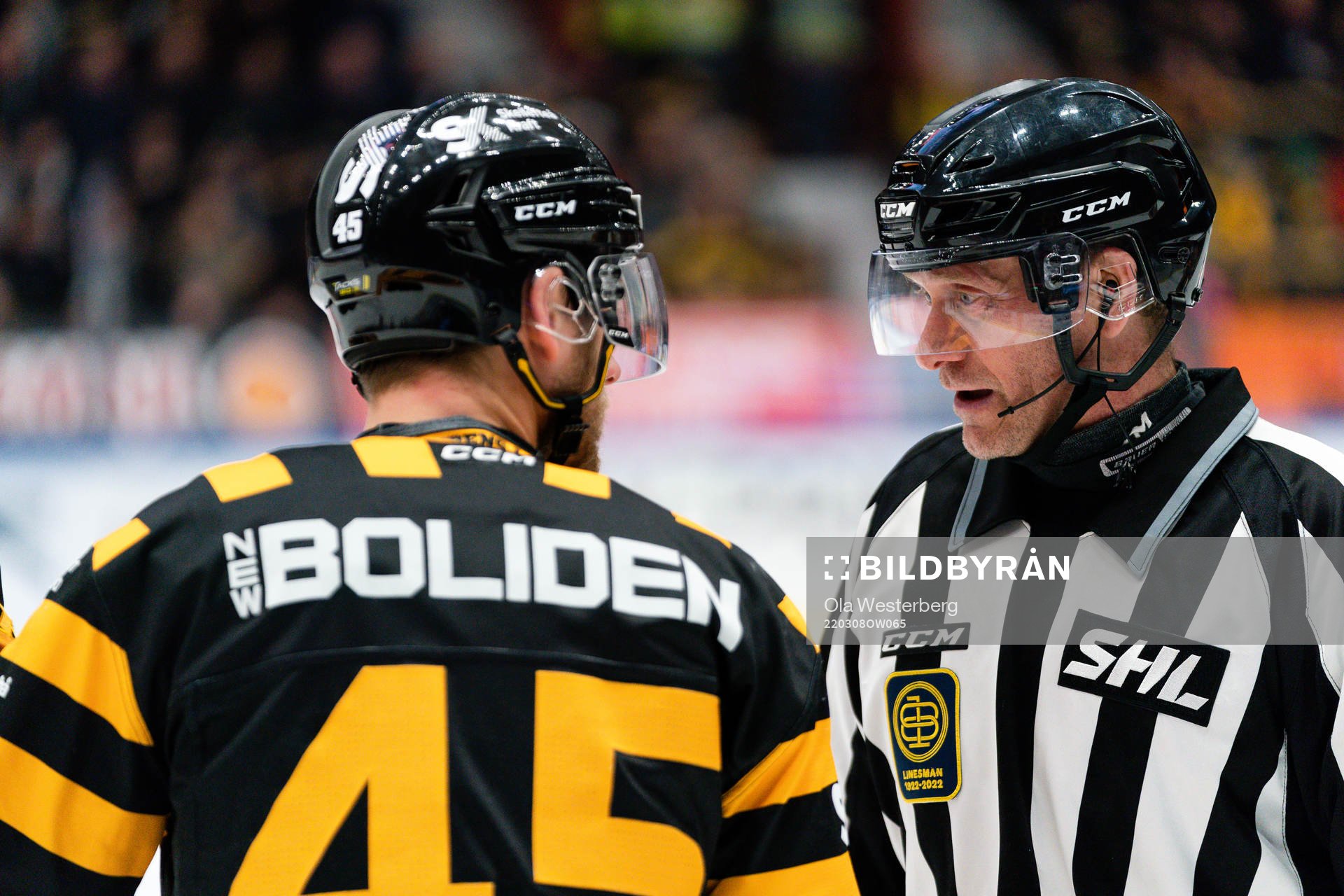 Skellefteås Oscar Möller och linjedomare Jan Sandström