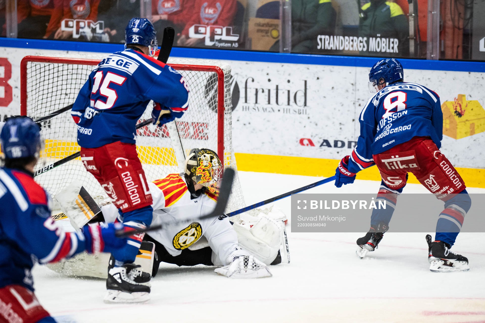 Oskarshamns Fredrik Olofsson gör 1-0 bakom Brynäs
