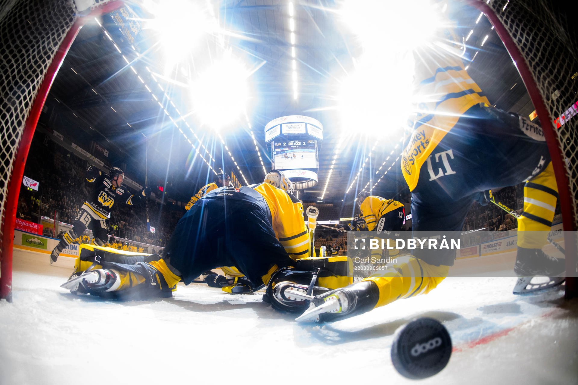 s Tyler Kelleher (ej i bild) gör 3-1 bakom Södertäljes