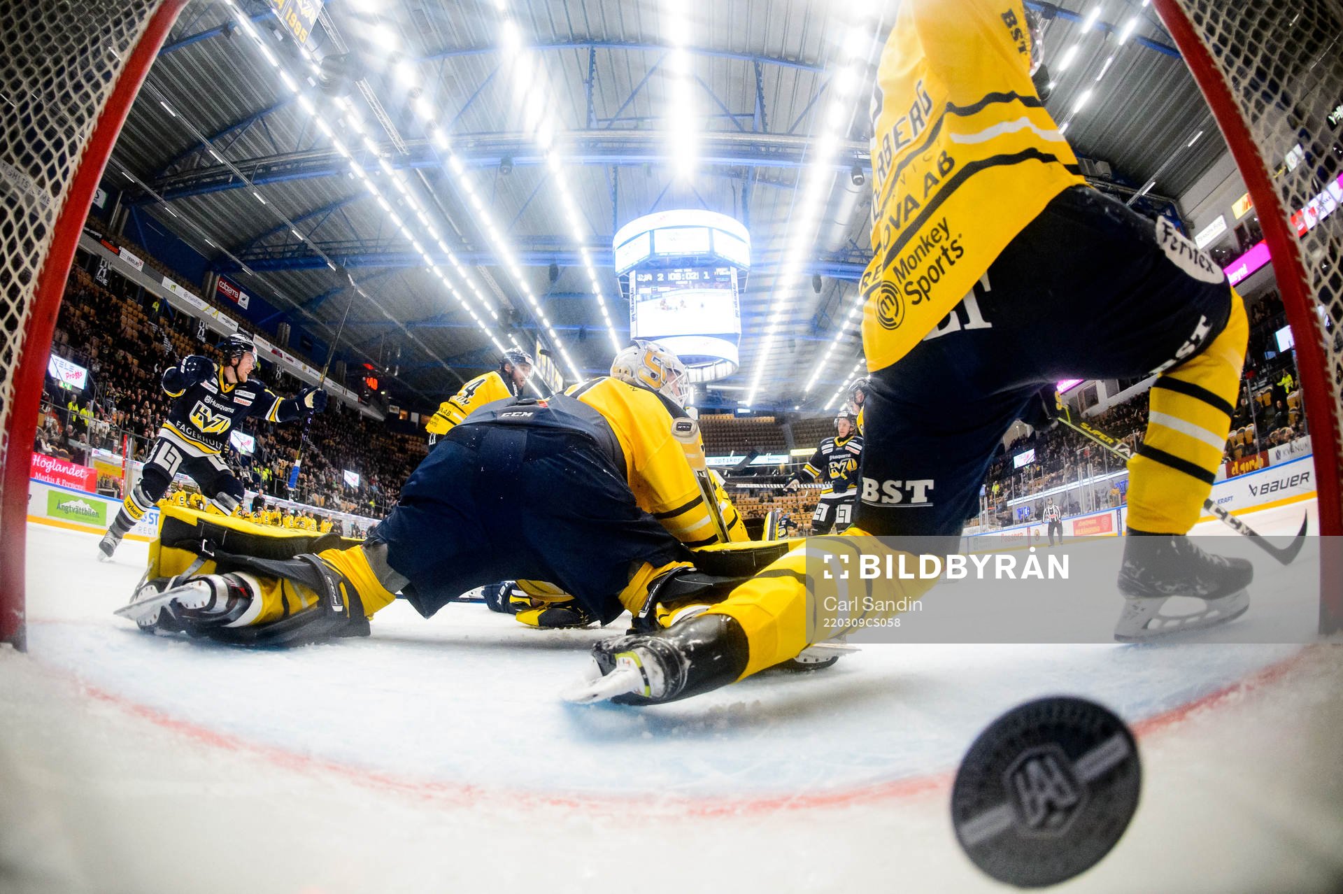 s Tyler Kelleher (ej i bild) gör 3-1 bakom Södertäljes