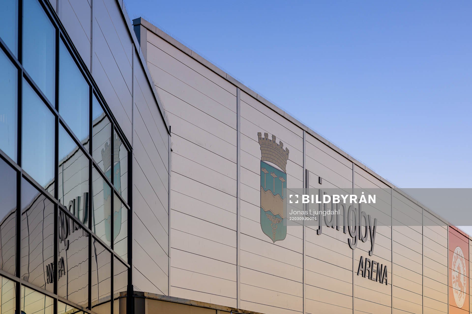 Exteriör vy av Ljungby arena före ishockeymatchen i