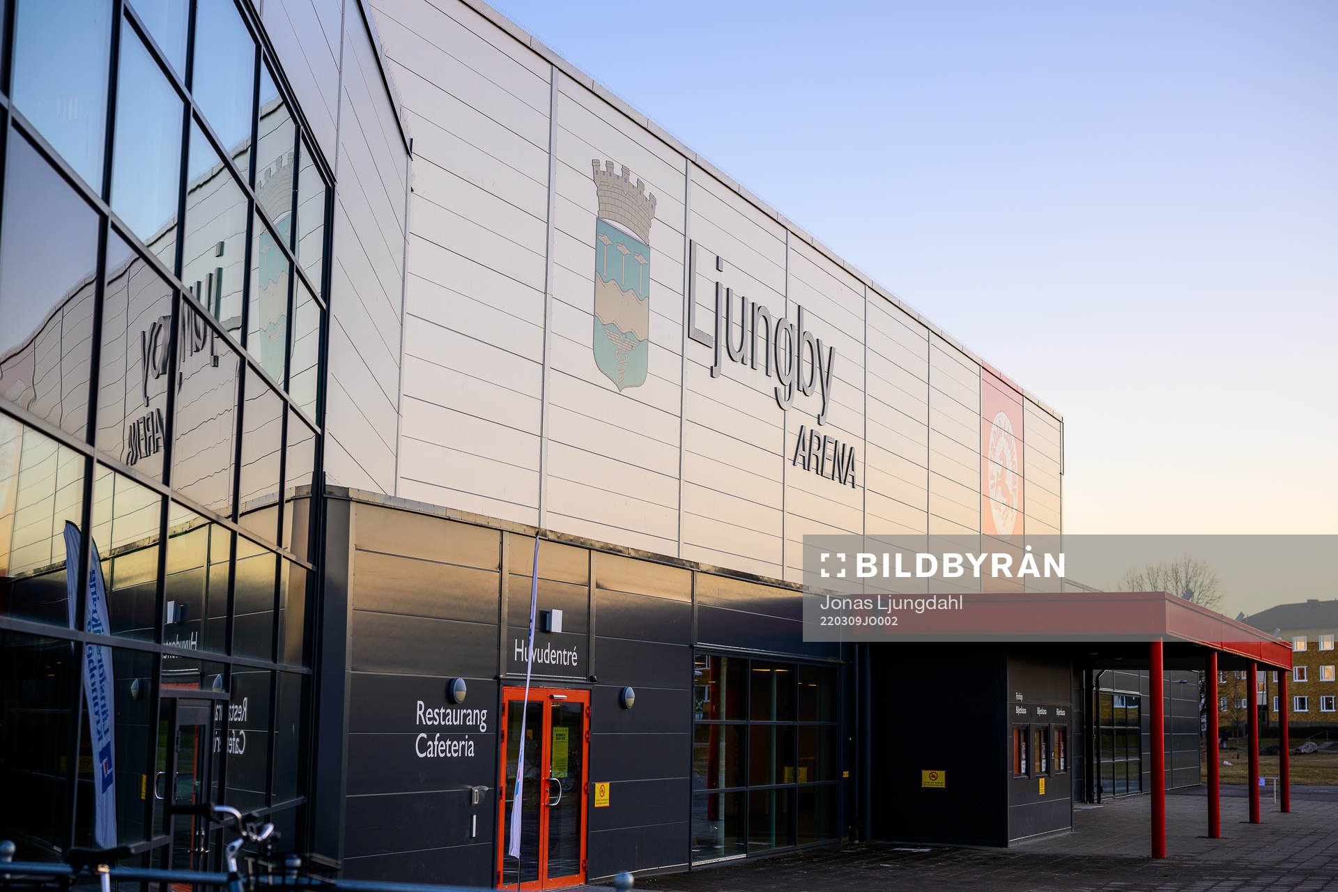 Exteriör vy av Ljungby arena före ishockeymatchen i