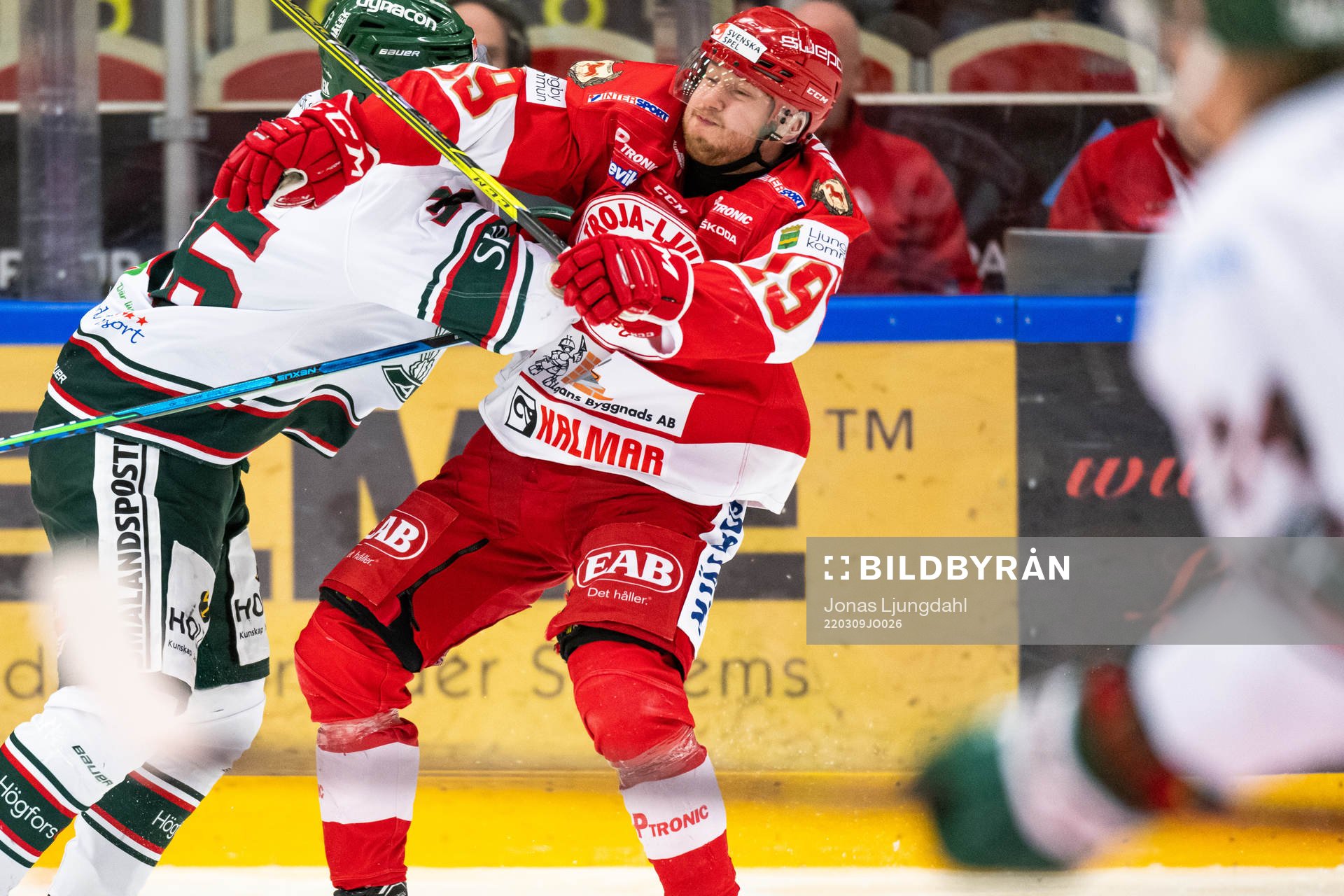 Tingsryds Kim Tallberg tacklar Troja/Ljungbys Victor Romfors