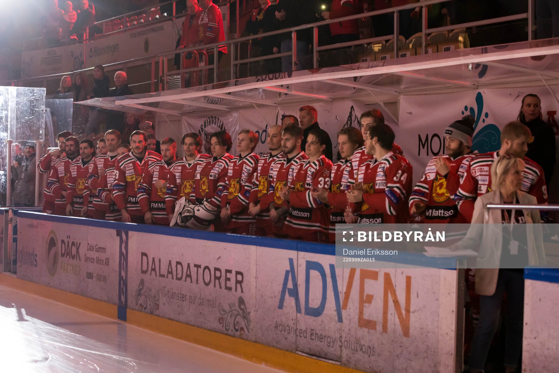 Moras spelarna i båset när Thomas Melin hyllas och får