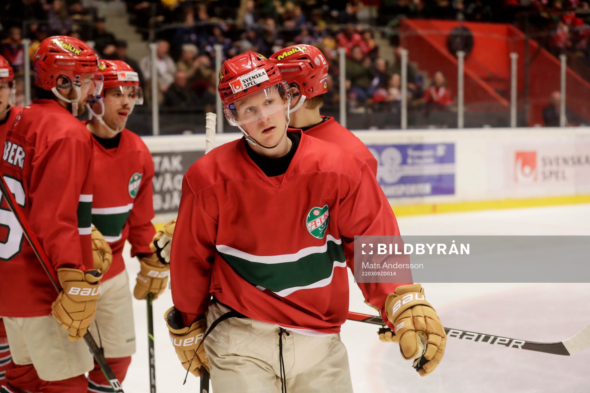 MoDos Erik Jinesjö Karlsson jublar med lagkamrater