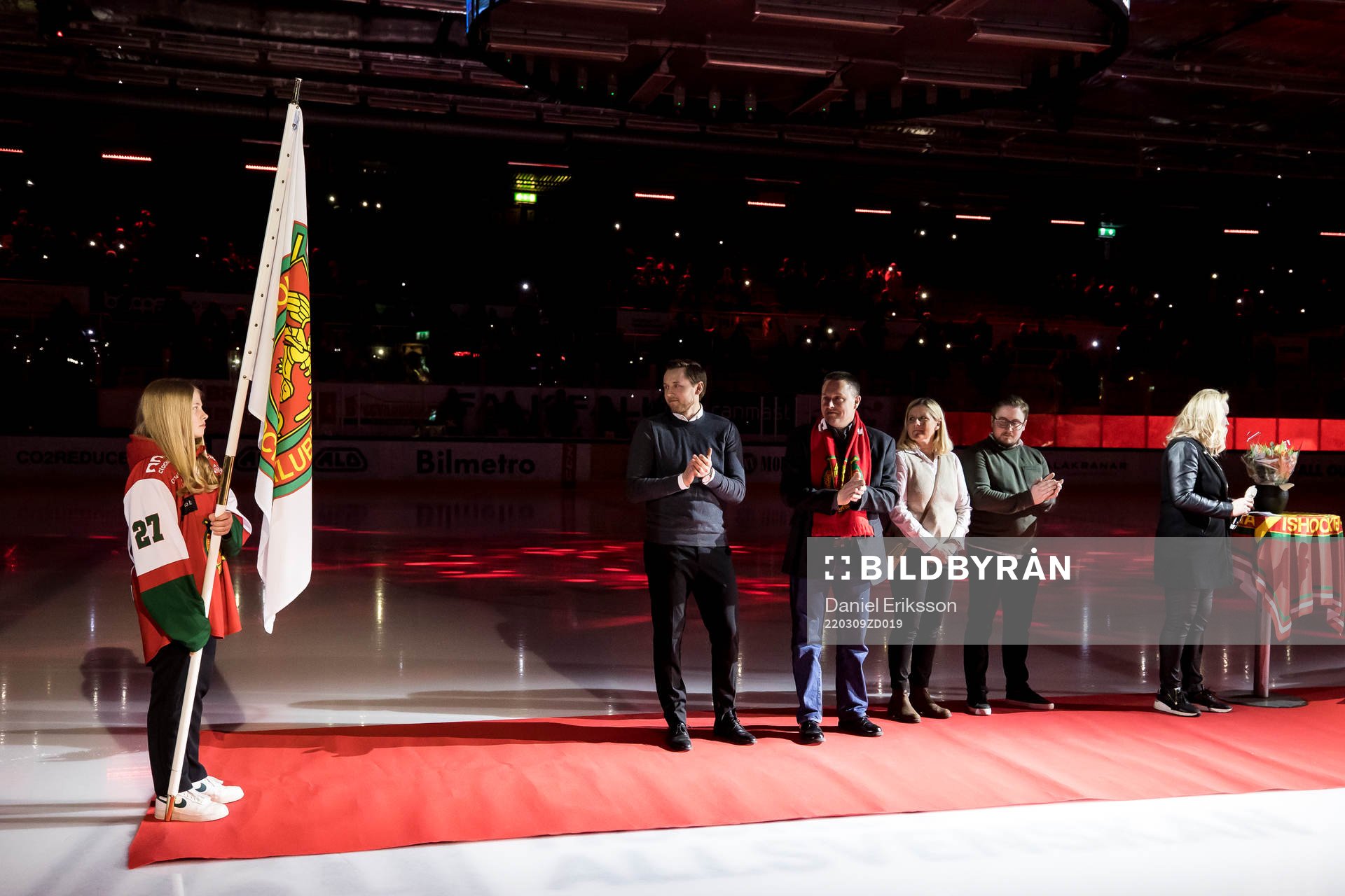 Thomas Melin hyllas och får sin tröja hissad i taket