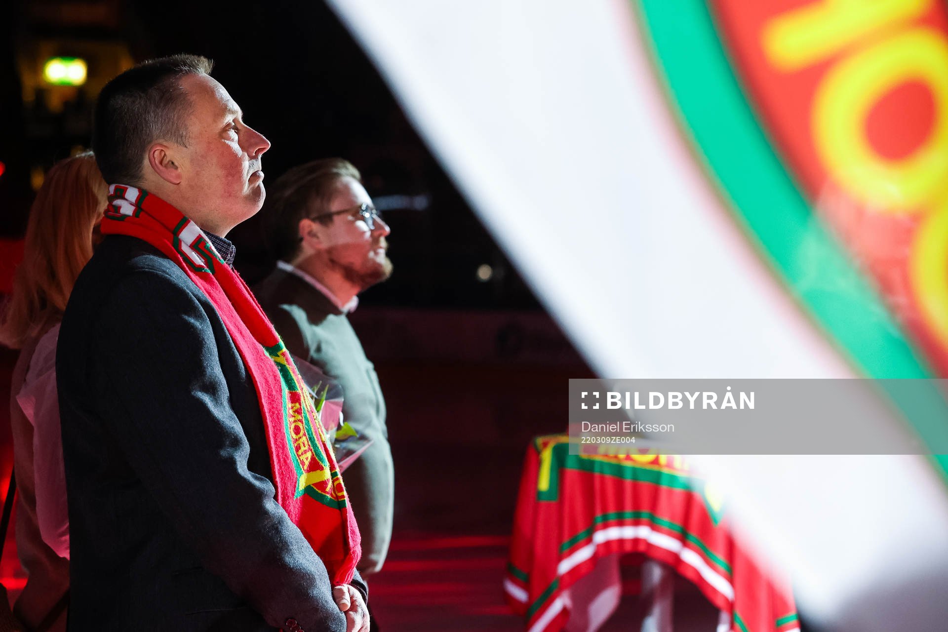 Thomas Melin hyllas och får sin tröja hissad i taket