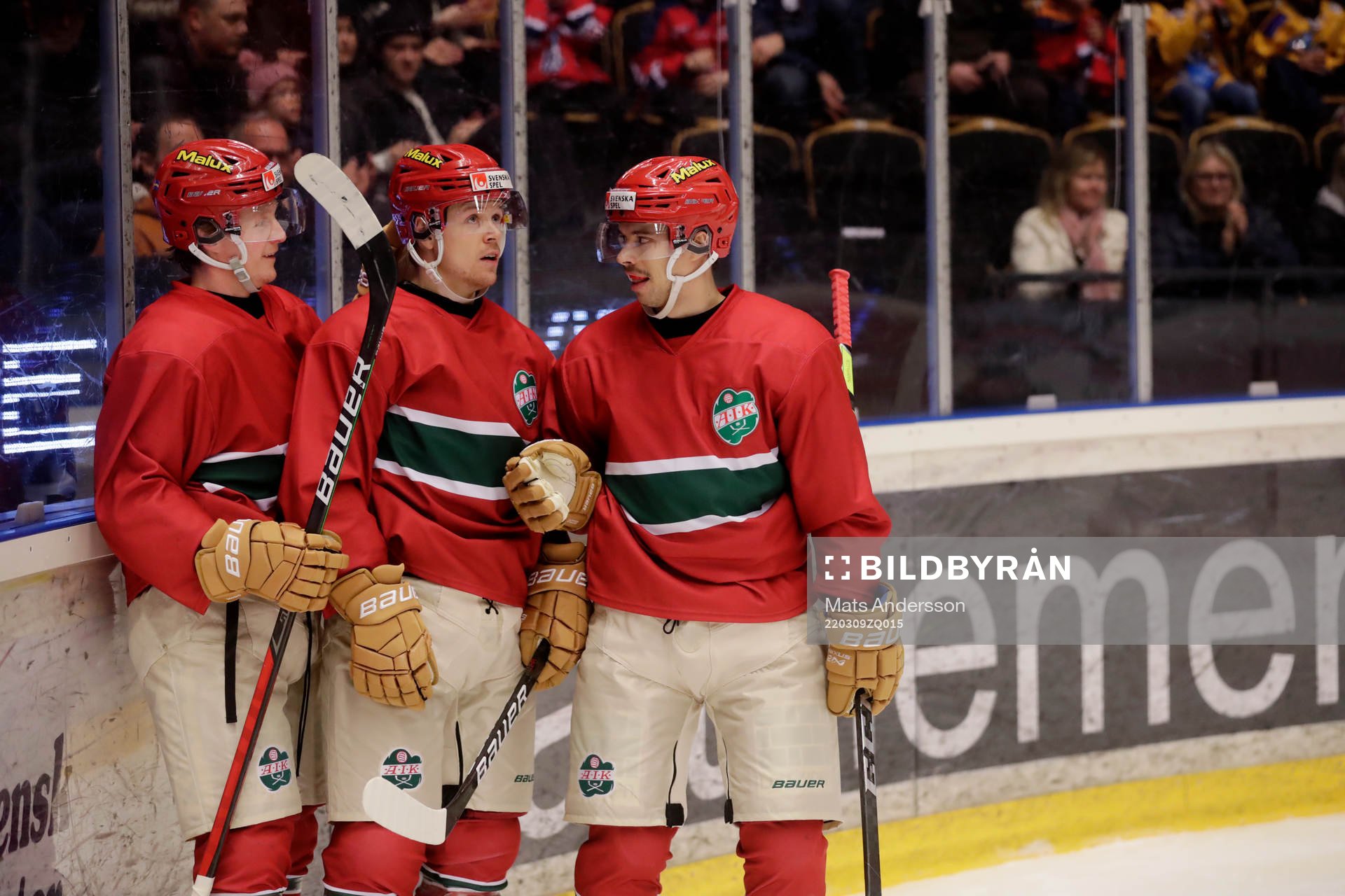 MoDos Erik Jinesjö Karlsson jublar med lagkamrater