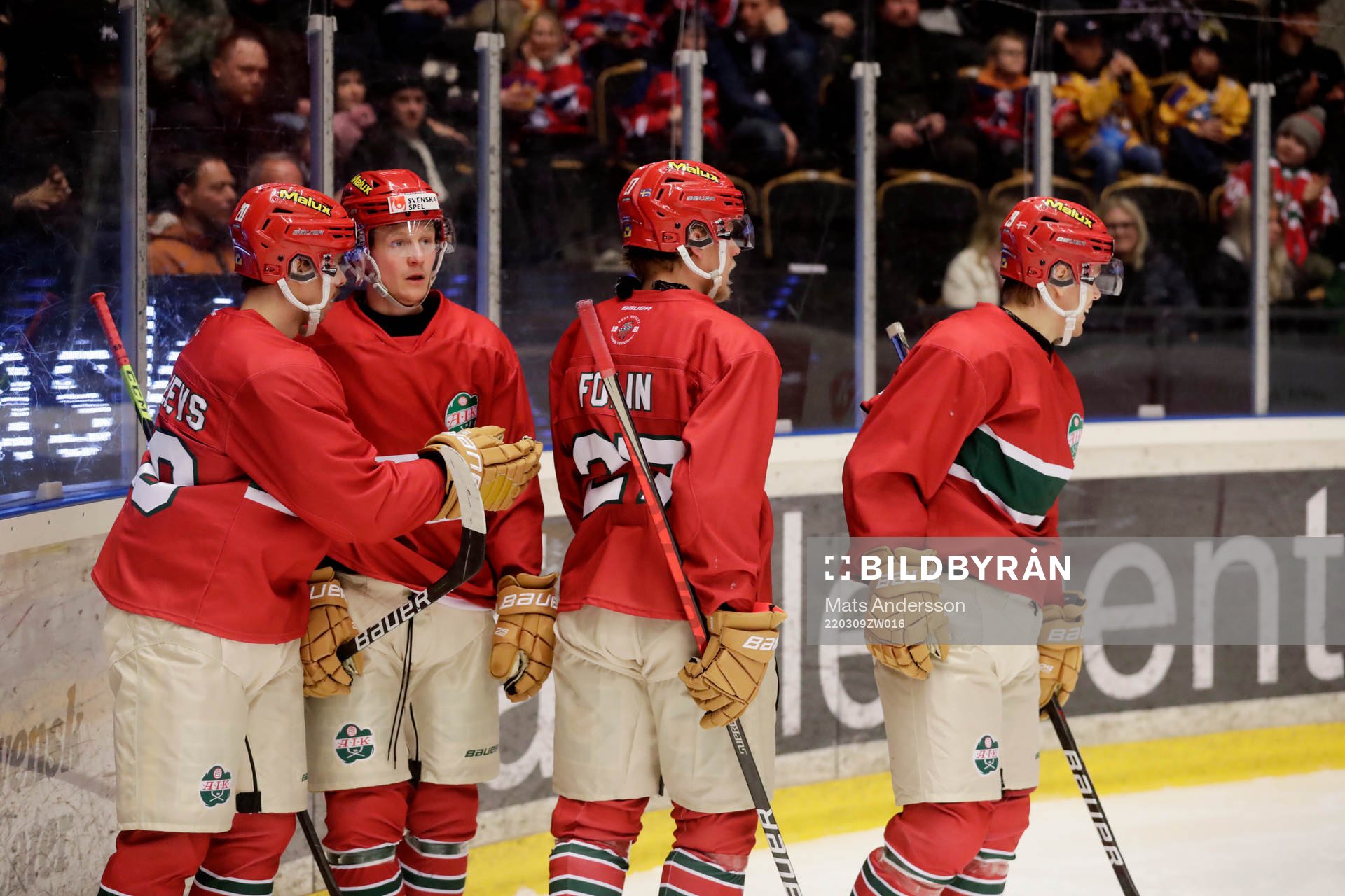 MoDos Erik Jinesjö Karlsson jublar med lagkamrater