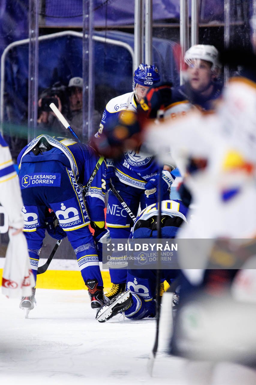 Leksands Lian Bichsel ligger på isen skadad