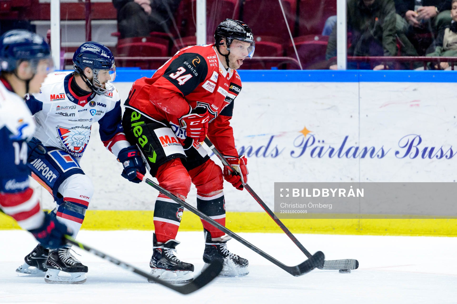 Linköpings Craig Shira och Malmö Redhawks Carl Söderberg