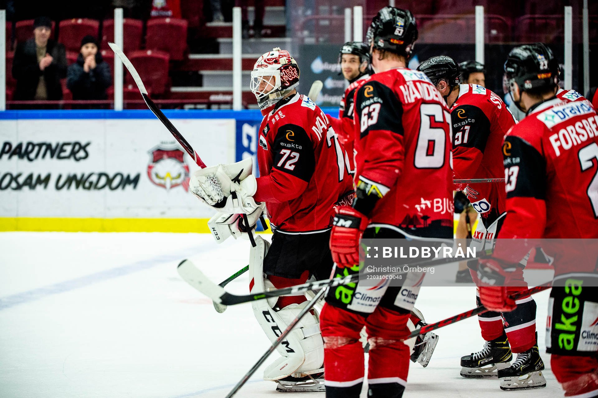 Malmö Redhawks målvakt Daniel Marmenlind jublar med