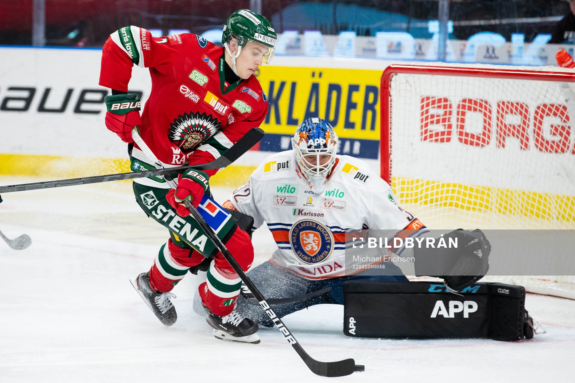 Frölundas Simon Edvinsson i friläge mot Växjös målvakt