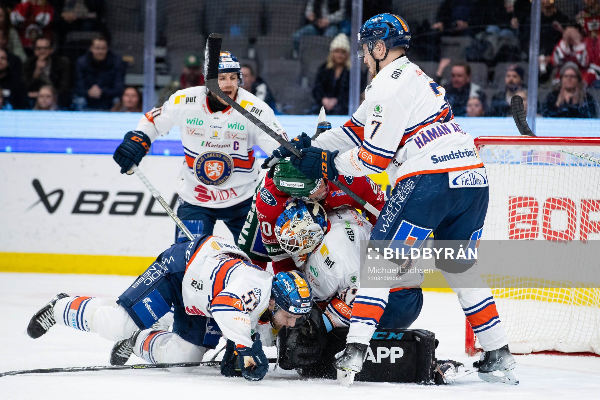 Frölundas Joel Lundqvist i kamp om pucken i Växjös