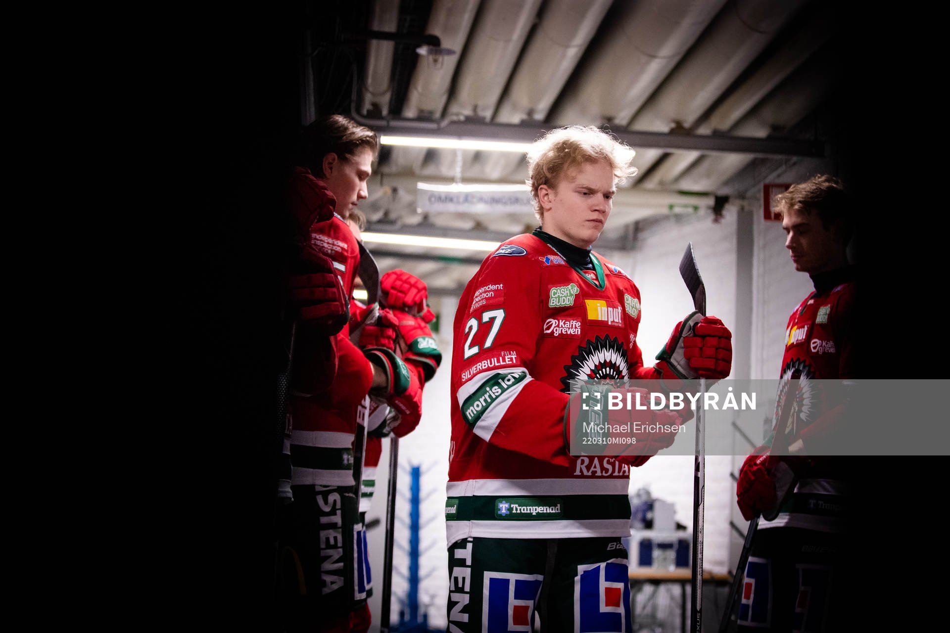 Frölundas Teodor Niederbach innan  ishockeymatchen i SHL