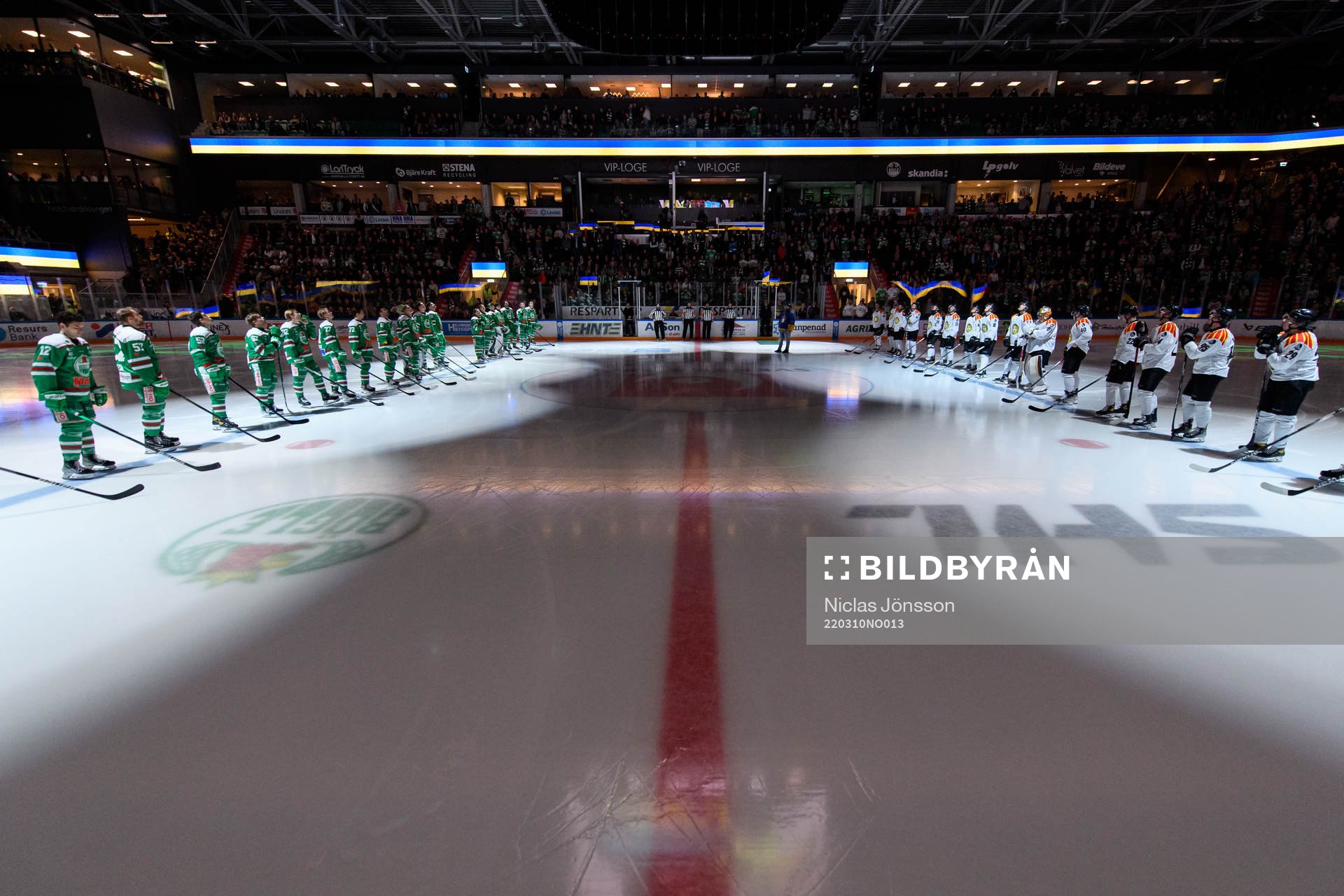 Manifestation till stöd för Ukraina innan ishockeymatchen