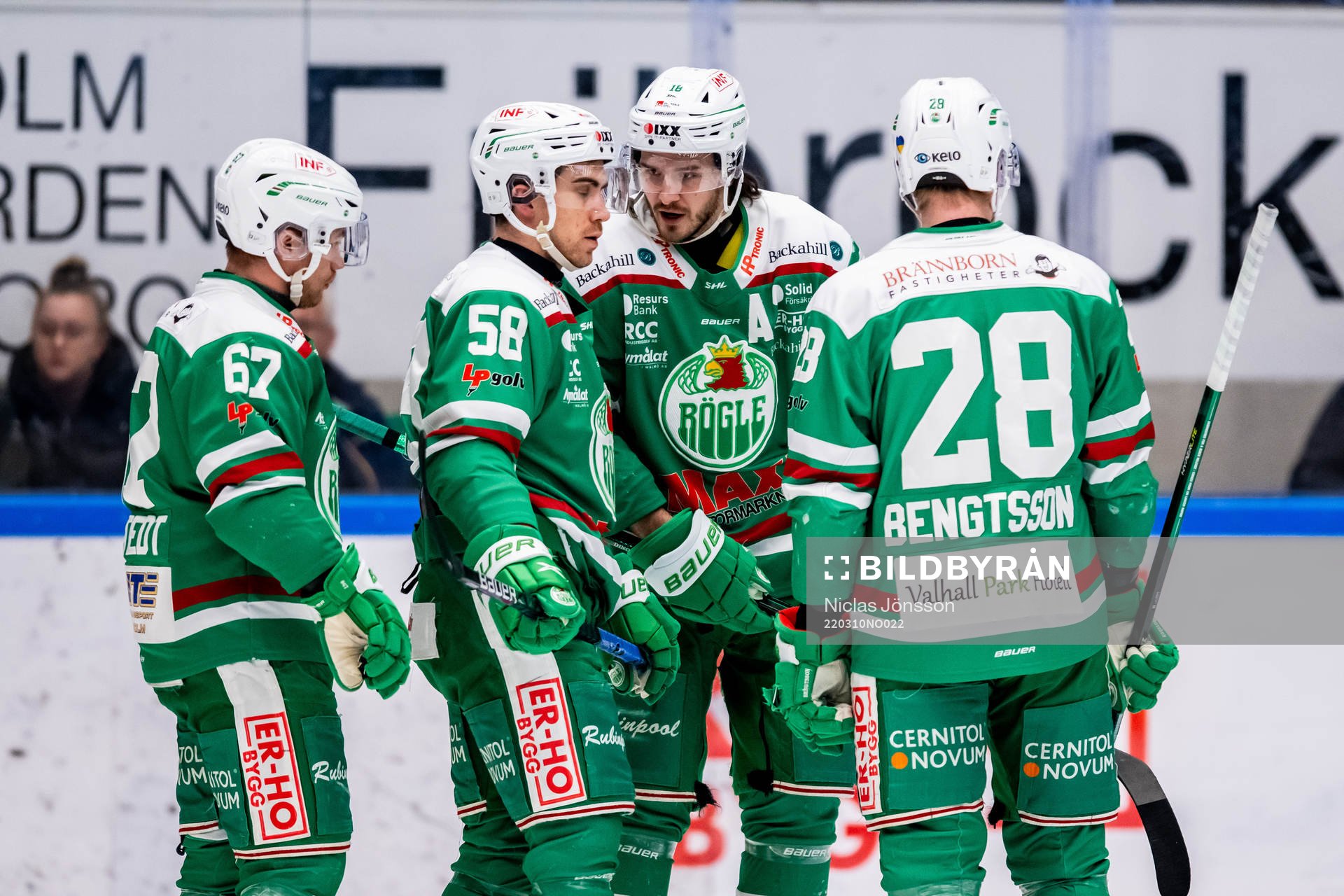 Rögles Ryan McKiernan i samspråk med Dennis Everberg
