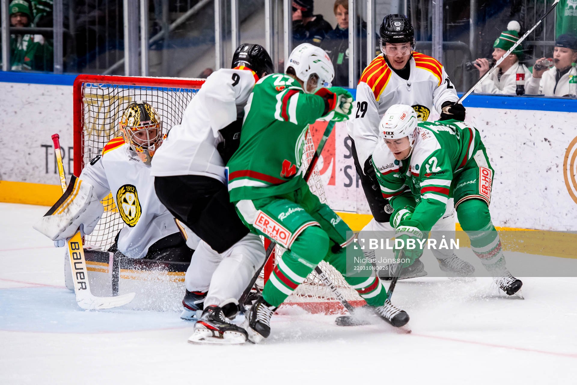 Rögles Brady Ferguson  och Brynäs Oscar Birgersson