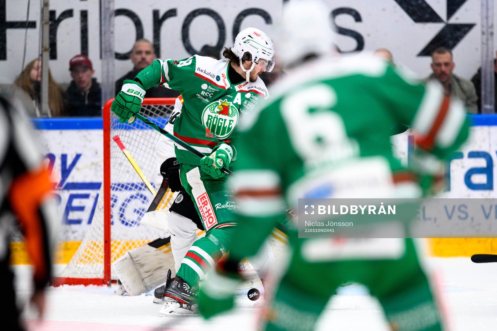 Rögles Tony Sund skjuter pucken till 2-0