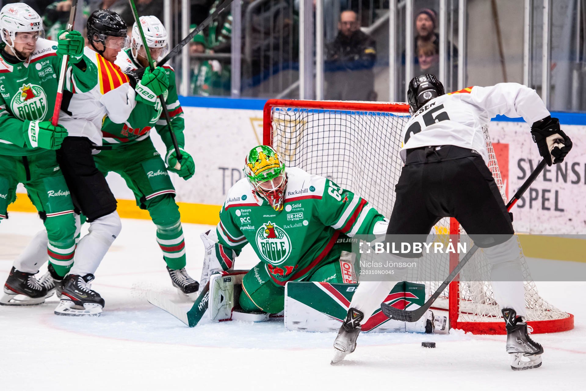 Brynäs Nick Olesen framför Rögles målvakt Christoffer