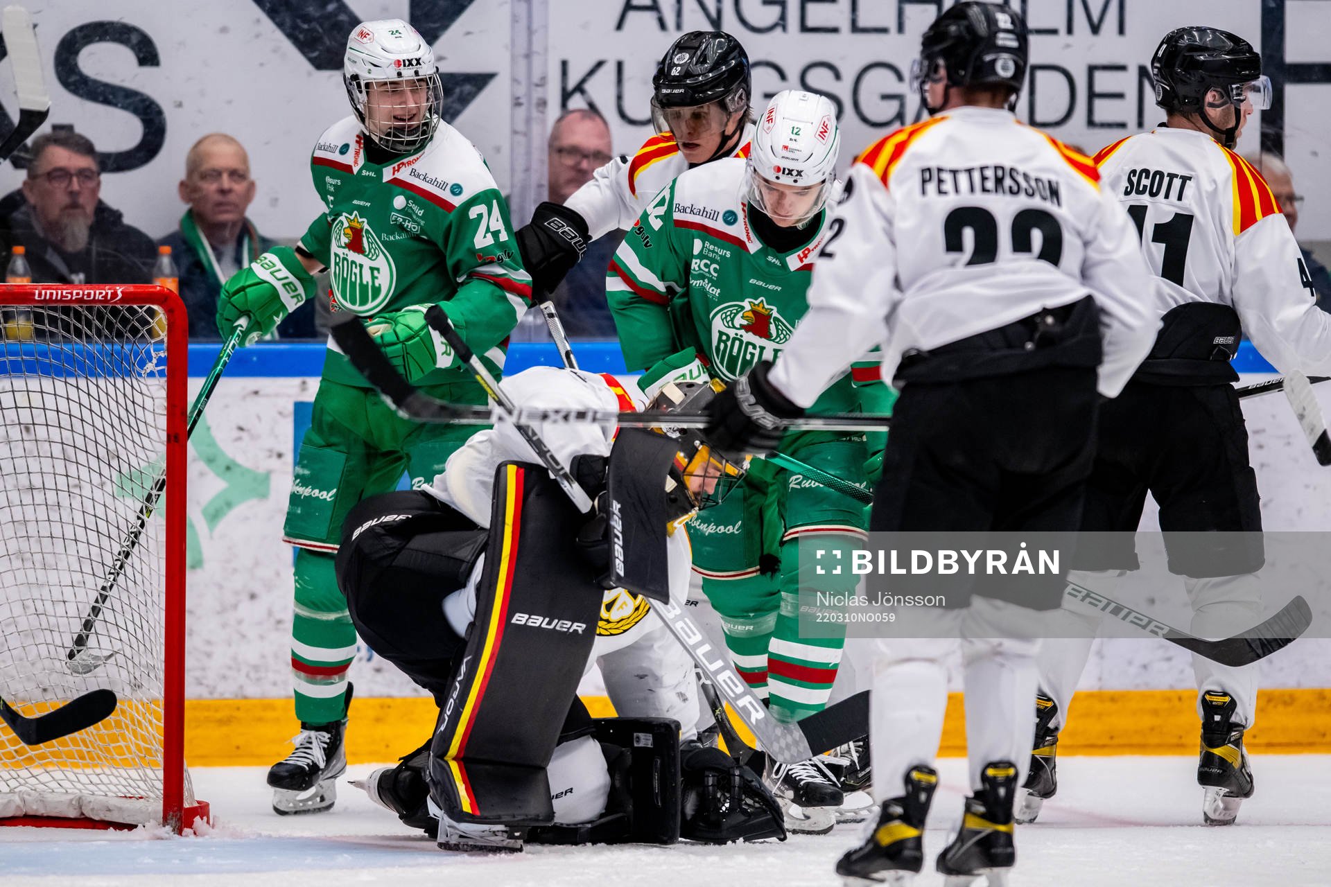 Rögles Marco Kasper  och Brady Ferguson  framför Brynäs