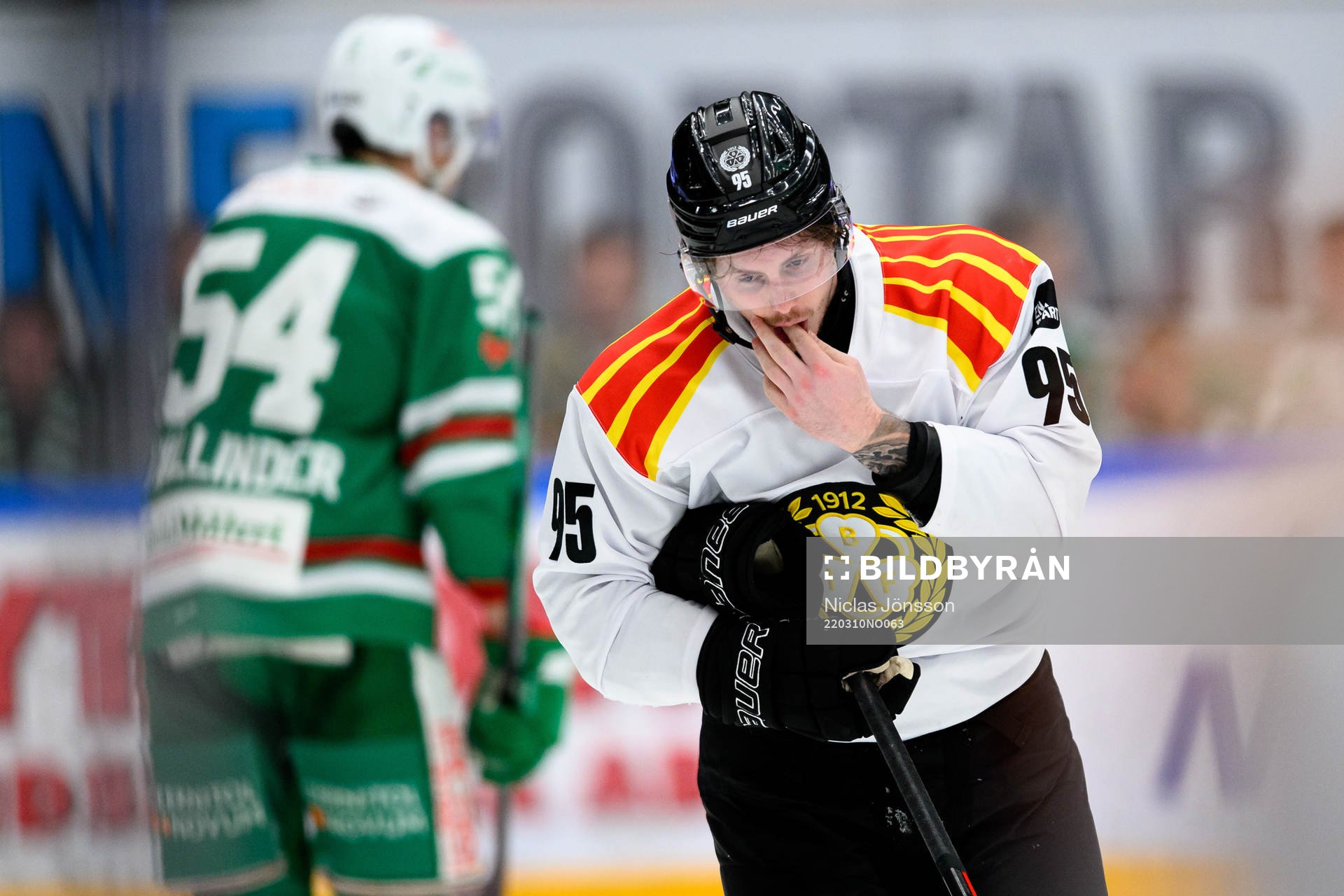Brynäs Nick Olesen tar sig för munnen