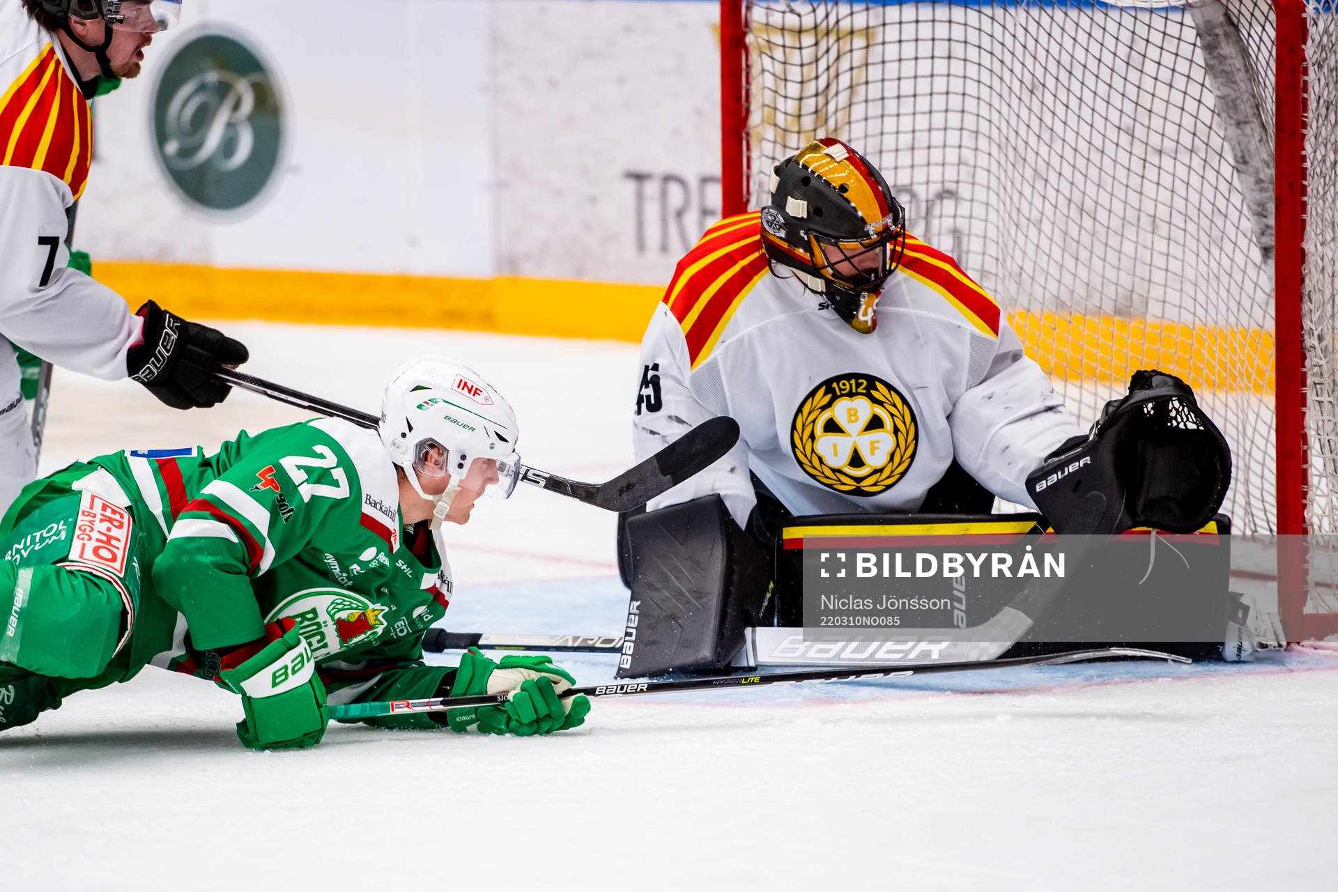 Rögles Linus Sjödin och Brynäs målvakt Kristers
