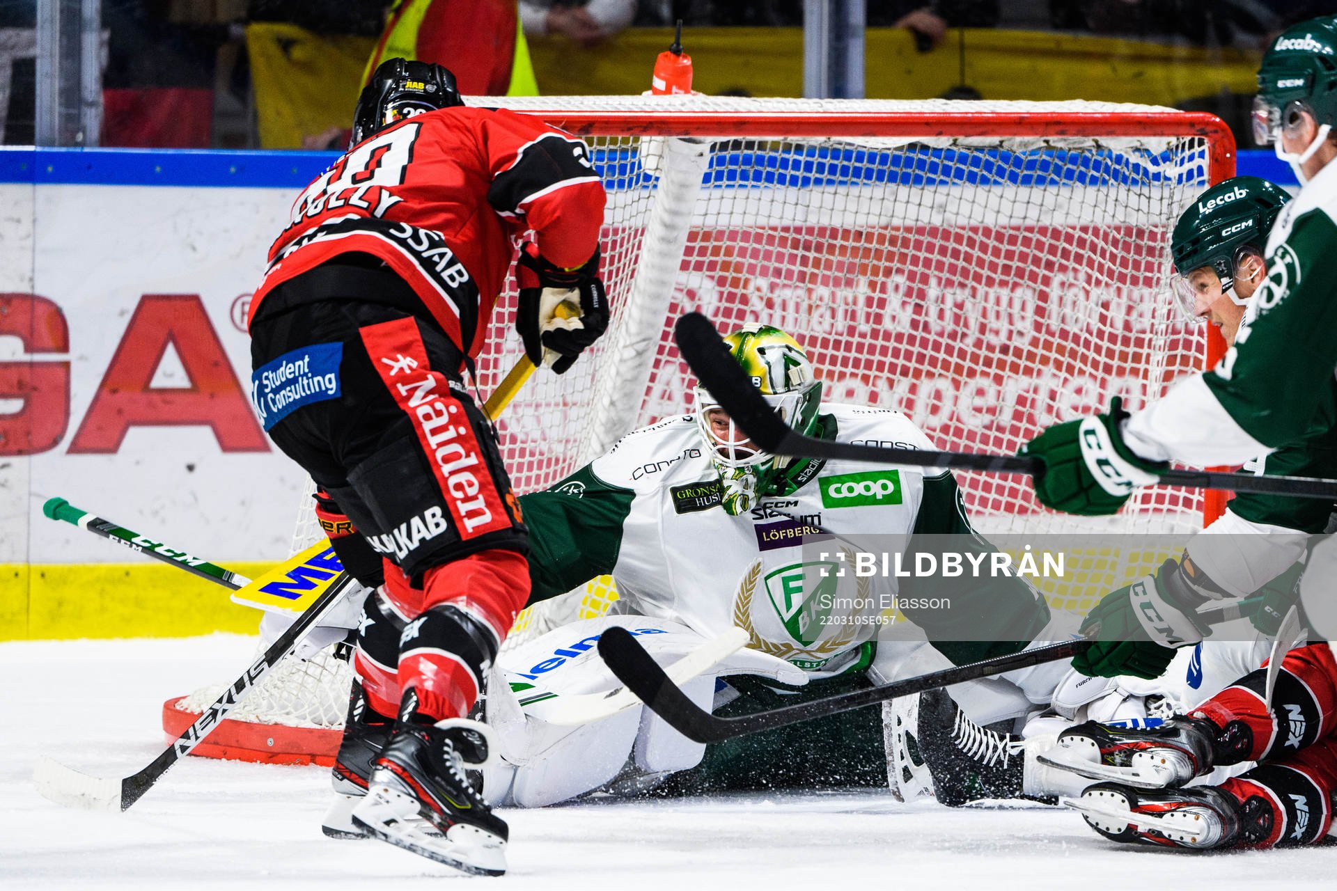 Luleås Jack Connolly och Färjestads målvakt Dominik Furch