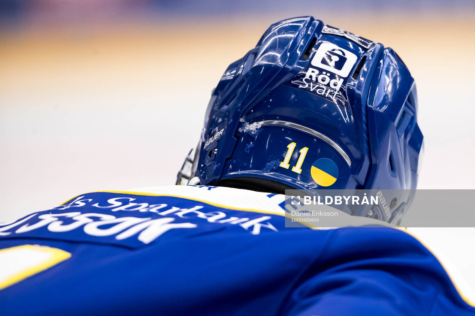 Leksands Martin Karlsson hjälm med Ukraina flagga