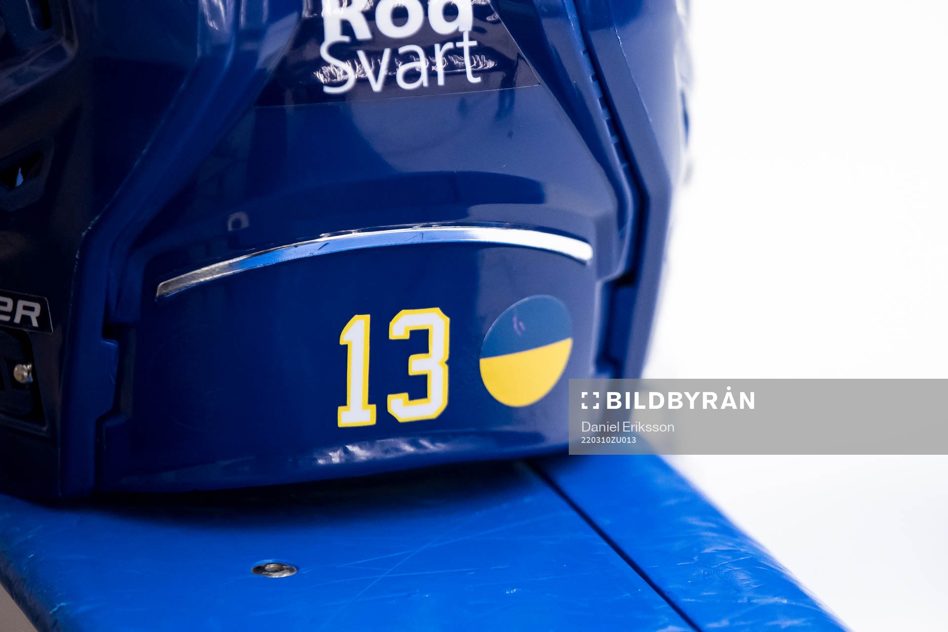 Leksands Jon Knuts hjälm med Ukraina flagga