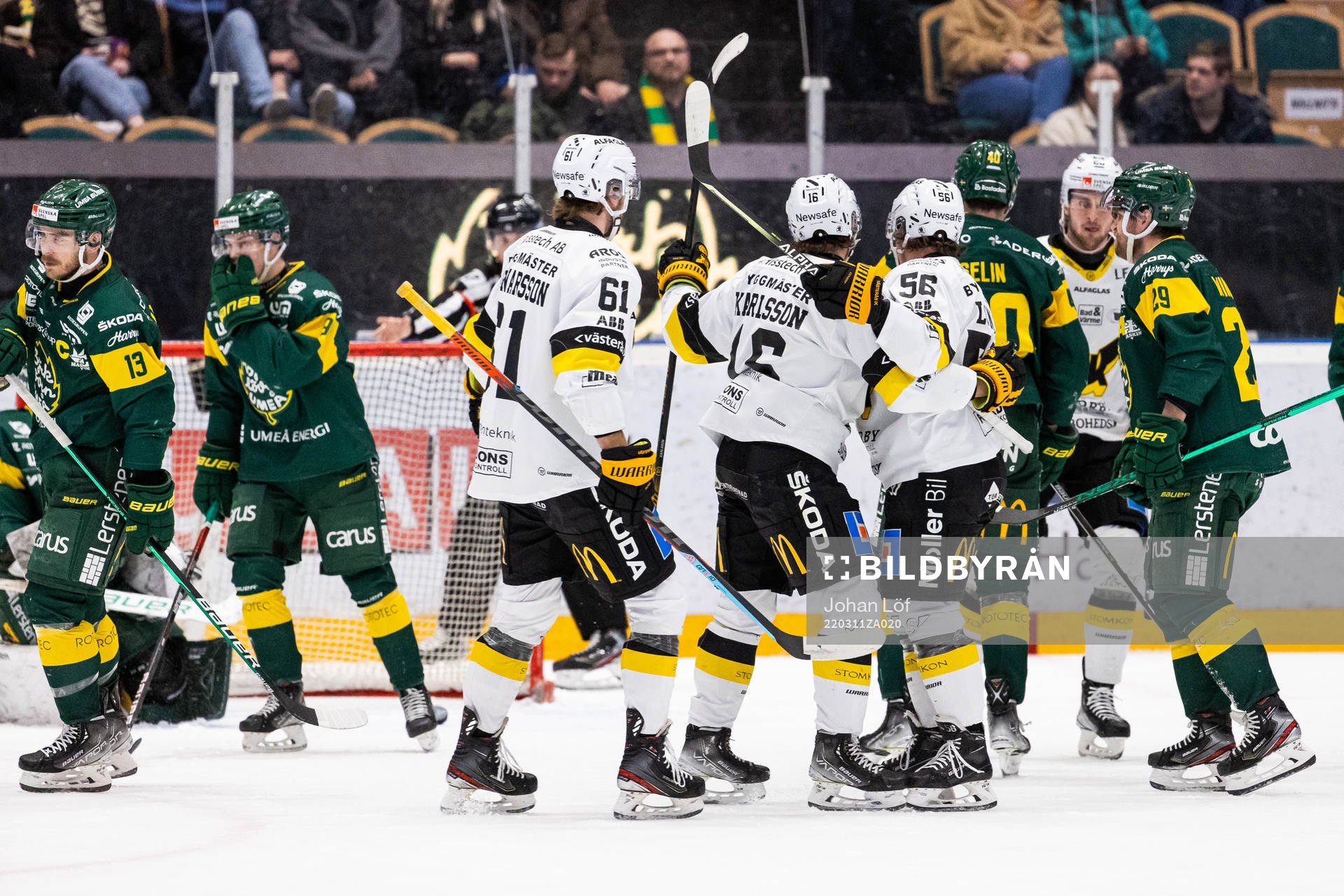 Västerås Alexander Lunsjö jublar med lagkamrater