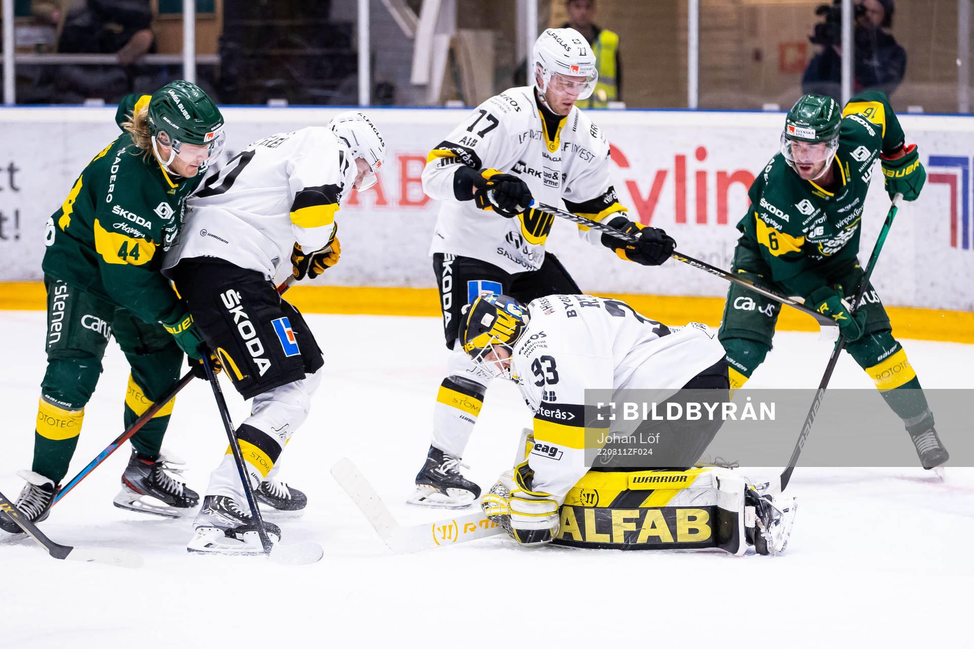 Västerås målvakt Linus Ryttar får blockera pucken