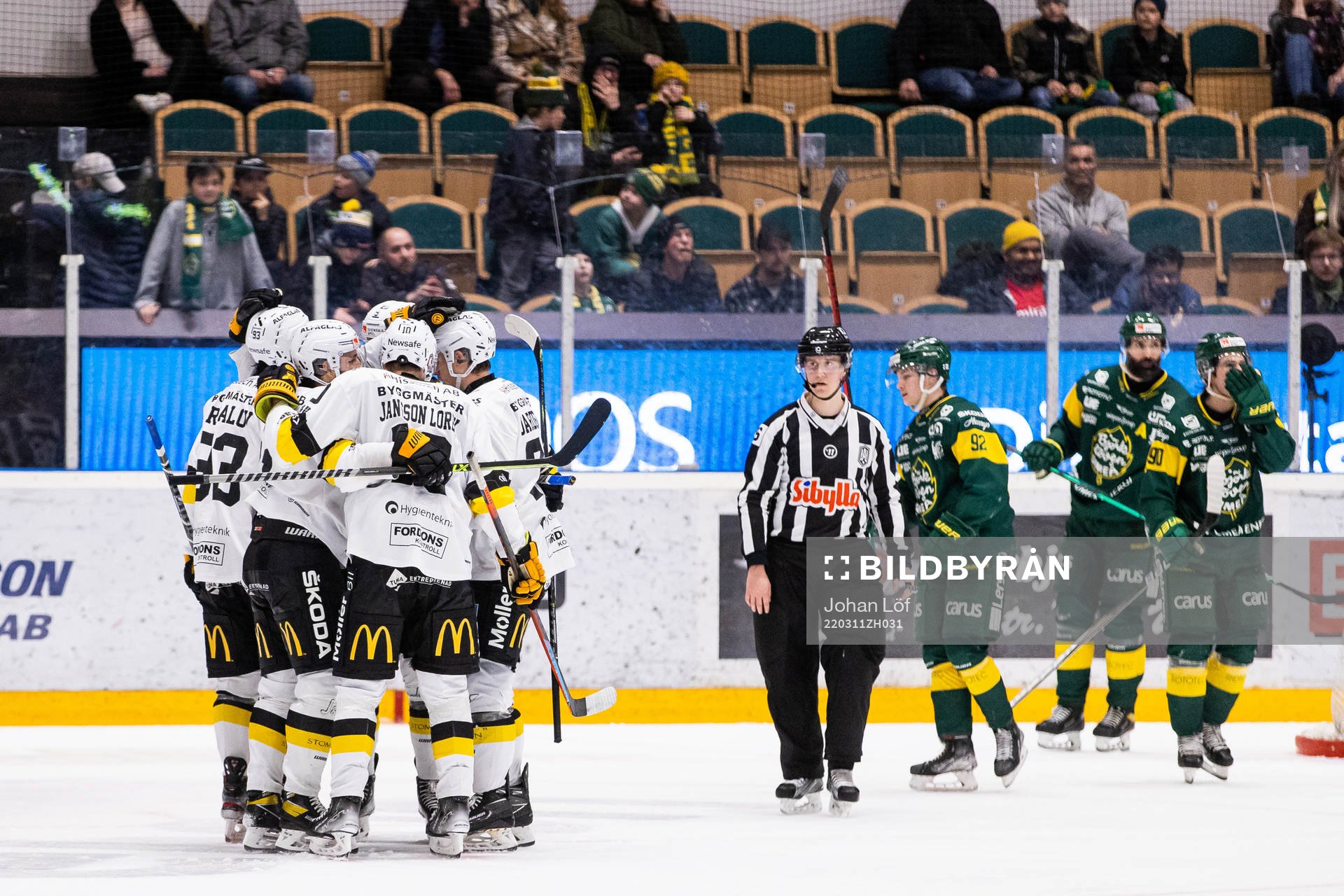 Västerås Sviatoslav Grebenshchikov jublar med lagkamrater