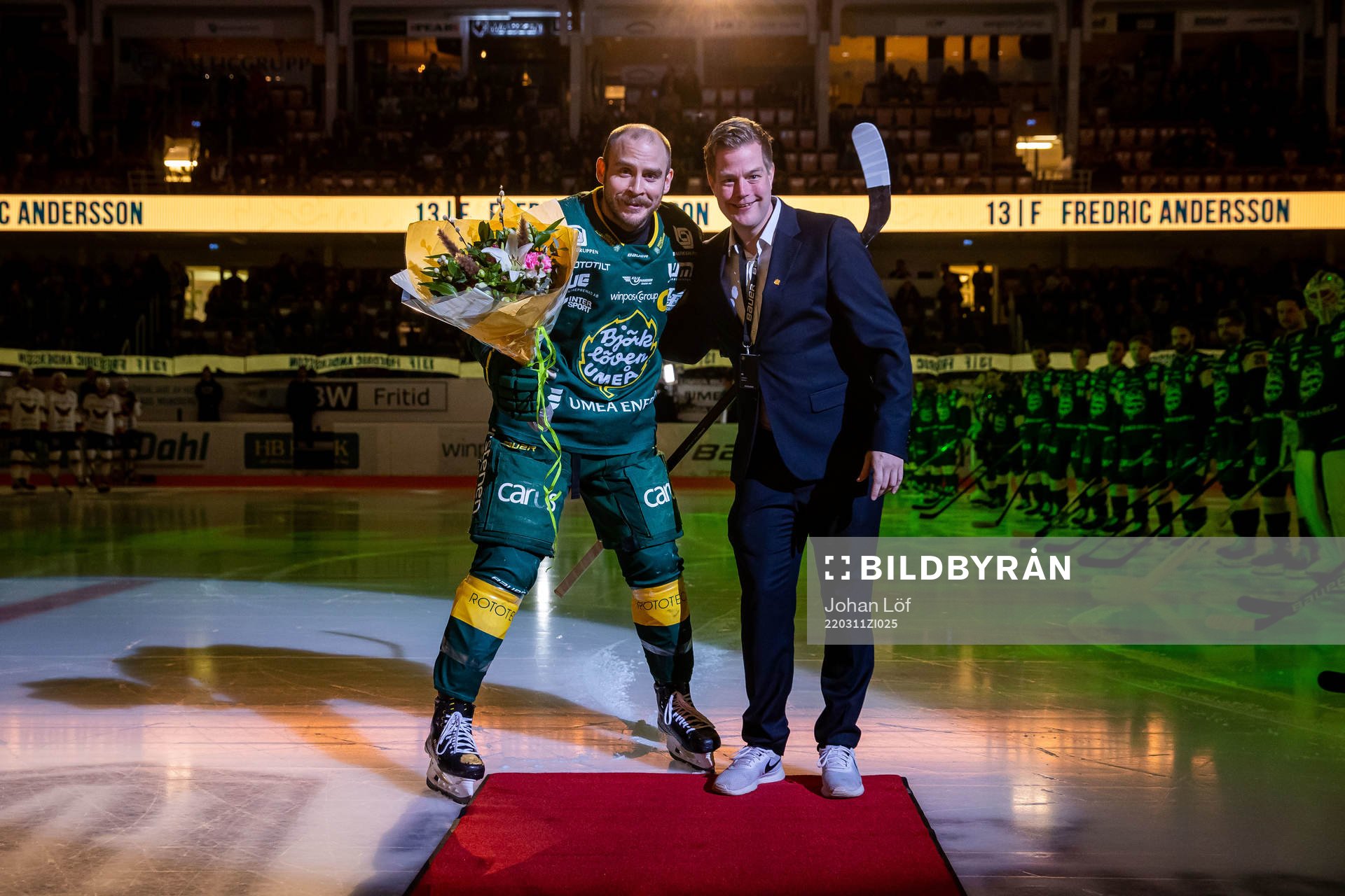 Björklövens Fredric Andersson tar emot priset för 100