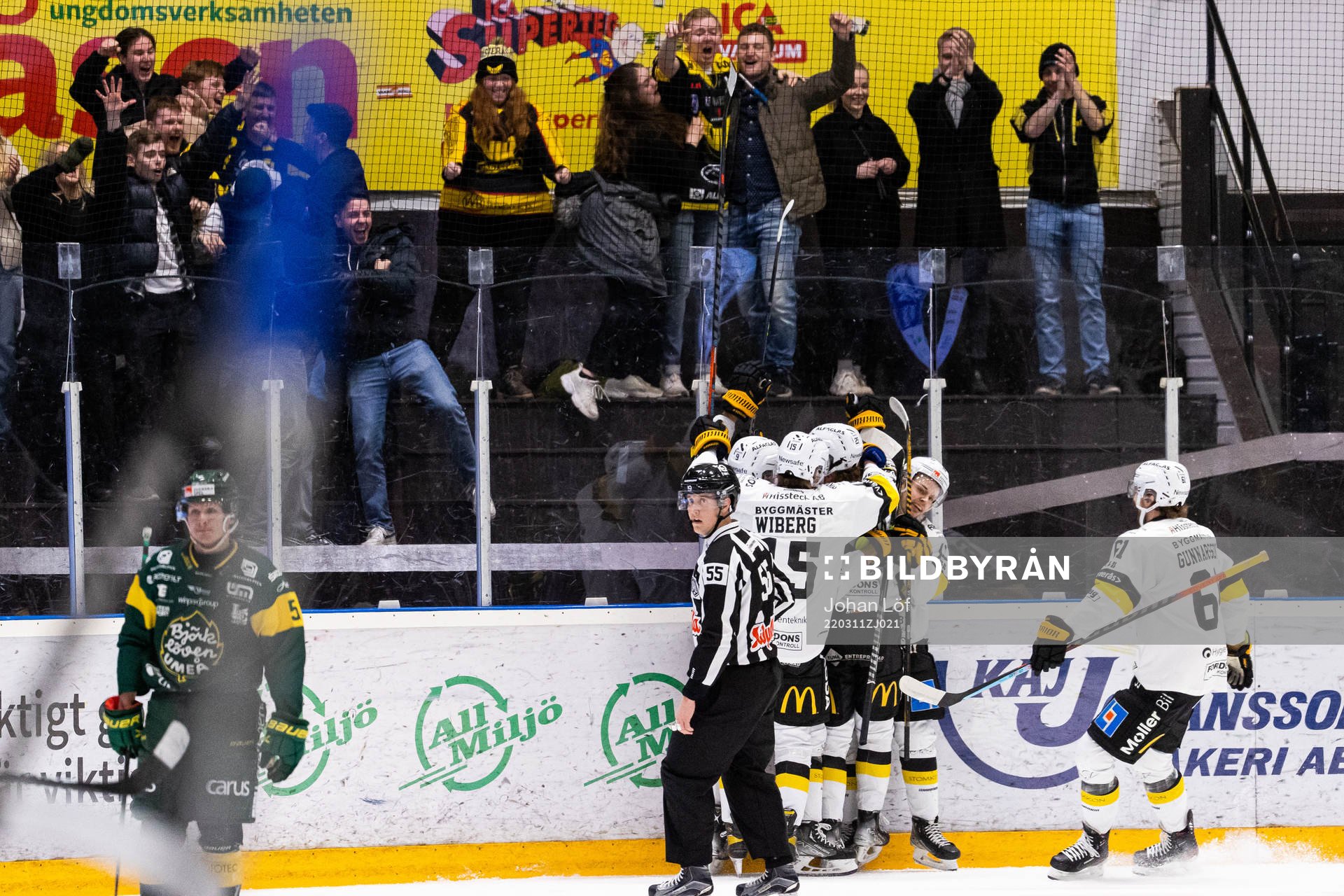 Västerås Marcus Bergman jublar med lagkamrater
