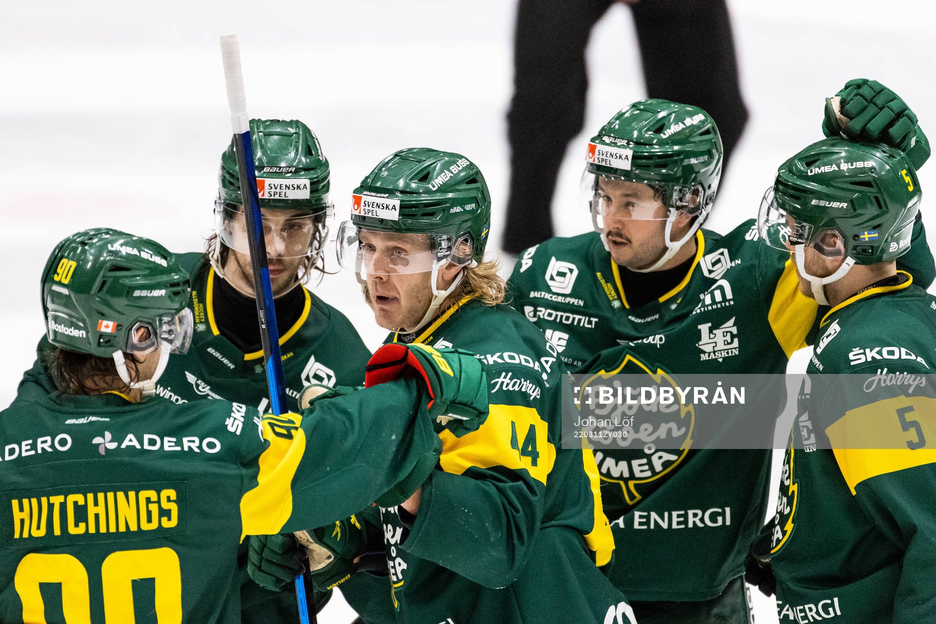 Björklövens Olle Liss (mitten) jublar med lagkamrater