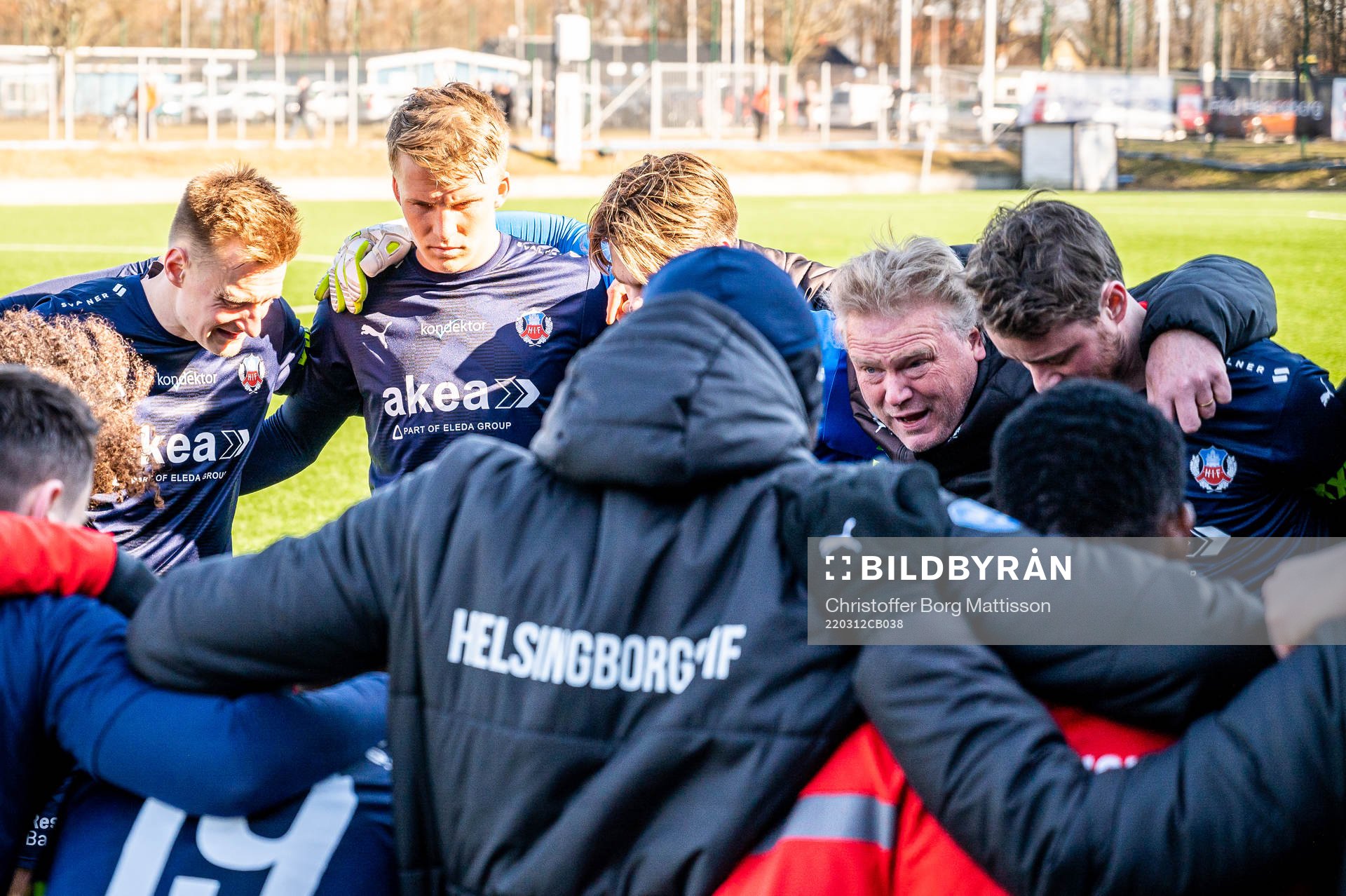 Helsingborgs tränare Jörgen Lennartsson samlar spelarna
