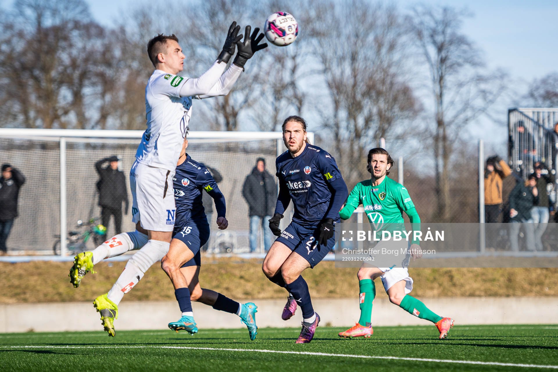 Helsingborgs Charlie Weberg ser Jönköpings målvakt Felix