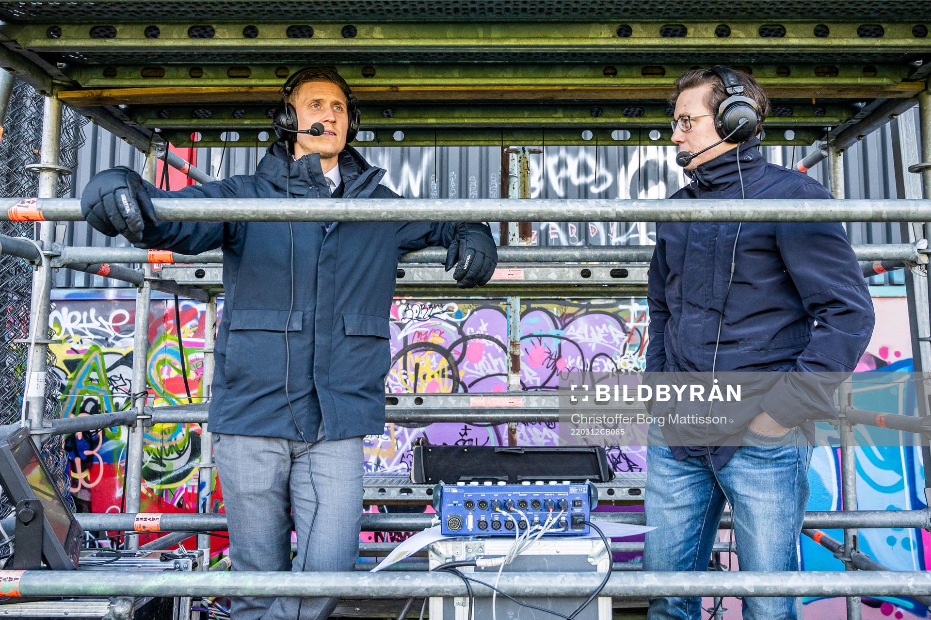 Discoverys kommentatorer Pär Hansson och Niklas Jarelind under träningsmatchen i fotboll mellan Helsingborg och Jönköpings Södra den 12 mars 2022 i Helsingborg.