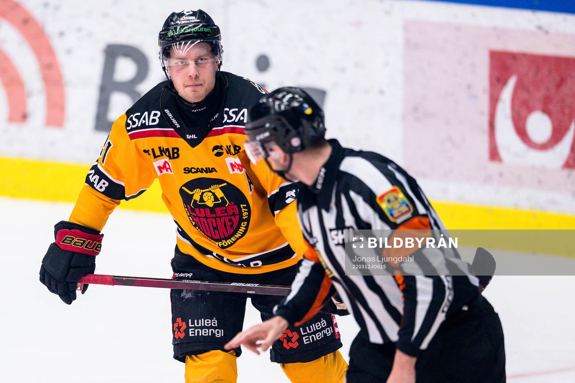 Luleås Juhani Tyrväinen pratar med Domare Richard