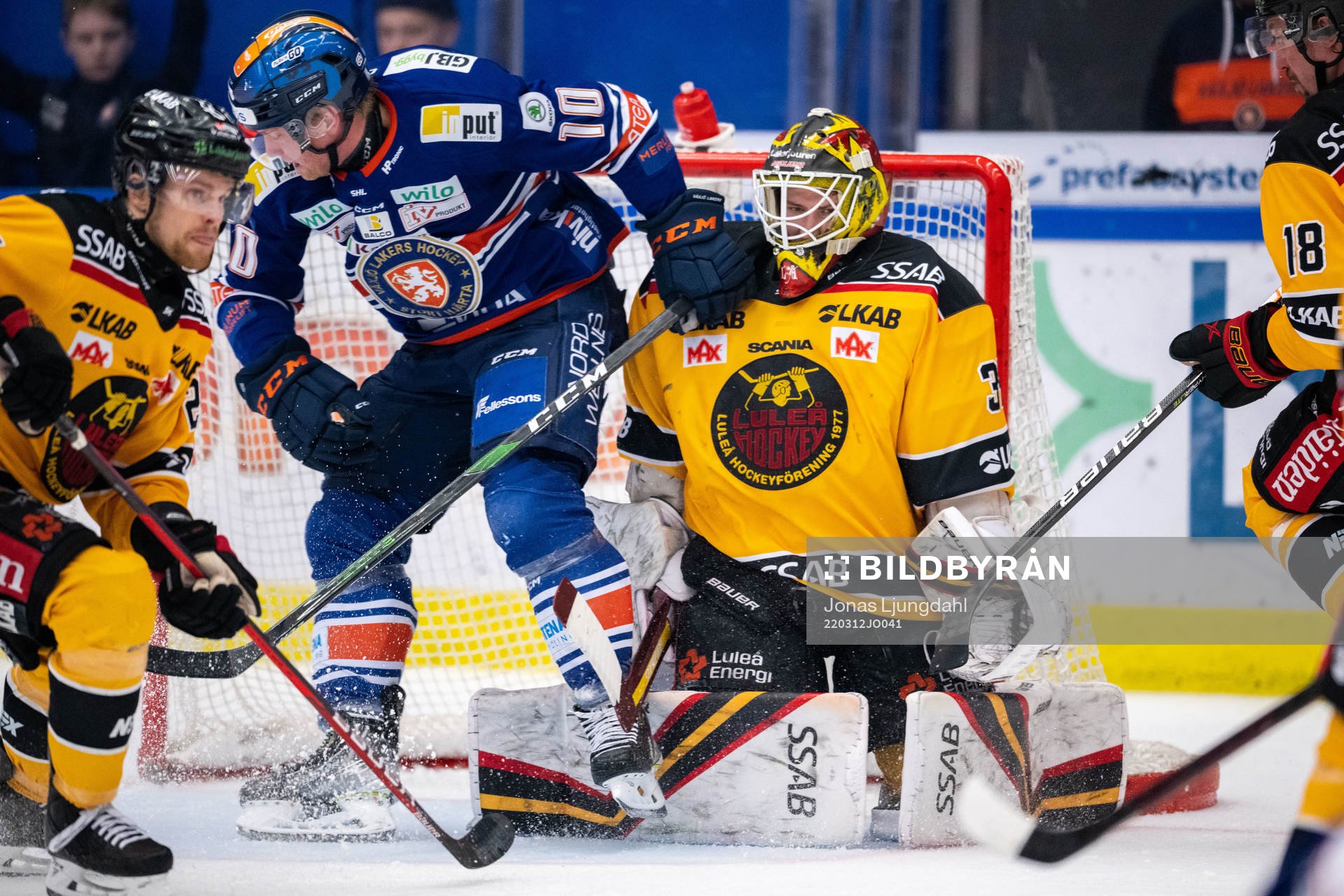 Växjös Richard Gynge krockar med Luleås målvakt Joel